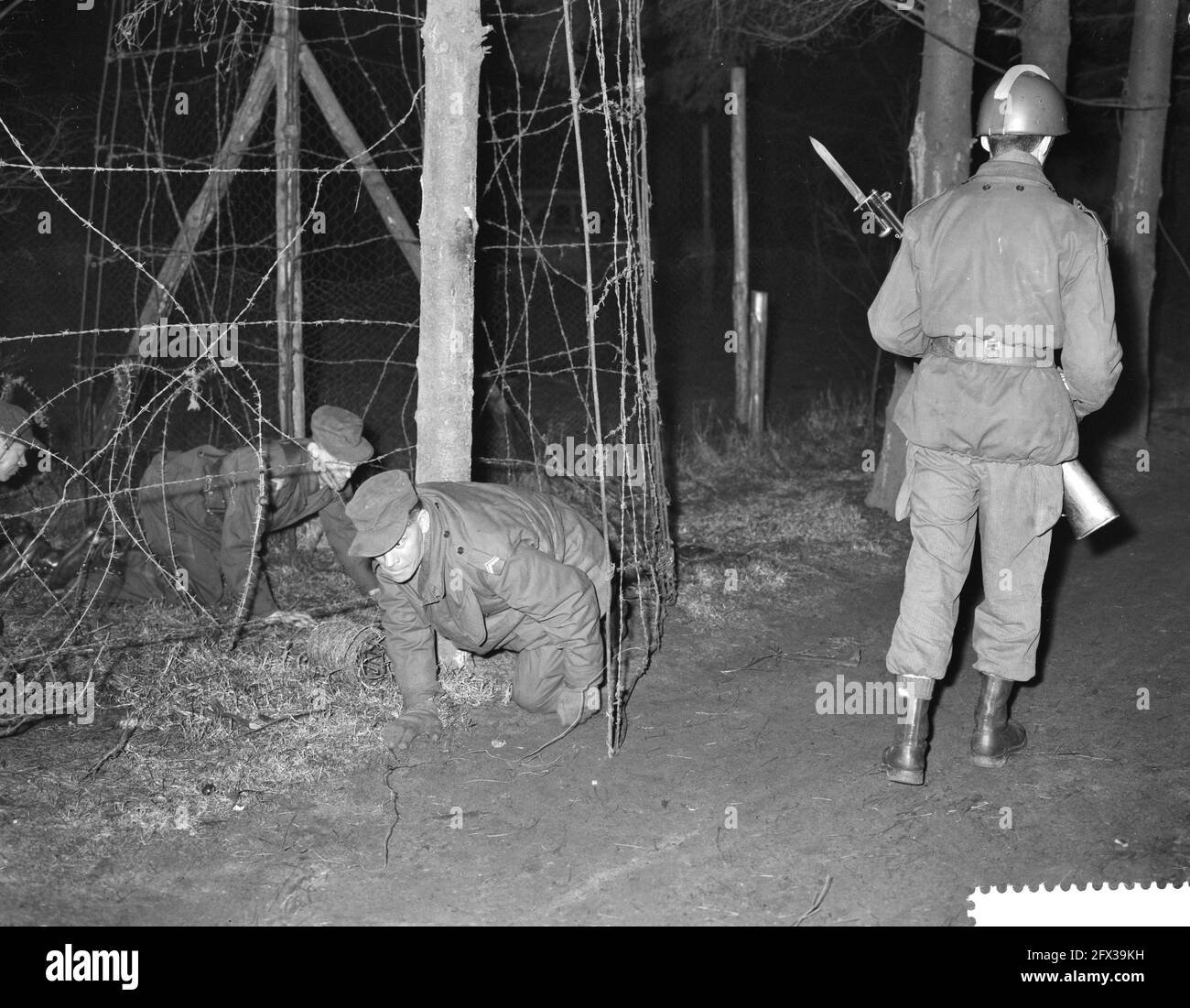 Kriegsgefangener Flucht durch den Zaun, 21. Februar 1961, Kriegsgefangener, Niederlande, Presseagentur des 20. Jahrhunderts, News to remember, Dokumentarfilm, historische Fotografie 1945-1990, visuelle Geschichten, Menschliche Geschichte des zwanzigsten Jahrhunderts, Momente in der Zeit festzuhalten Stockfoto