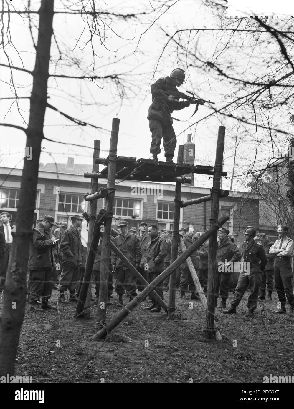 Militärübung, Kriegsgefangene mit Wachturm, 21. Februar 1961, KONGRESSE, Niederlande, Foto der Presseagentur des 20. Jahrhunderts, Nachrichten zur Erinnerung, Dokumentarfilm, historische Fotografie 1945-1990, visuelle Geschichten, Menschliche Geschichte des zwanzigsten Jahrhunderts, Momente in der Zeit festzuhalten Stockfoto