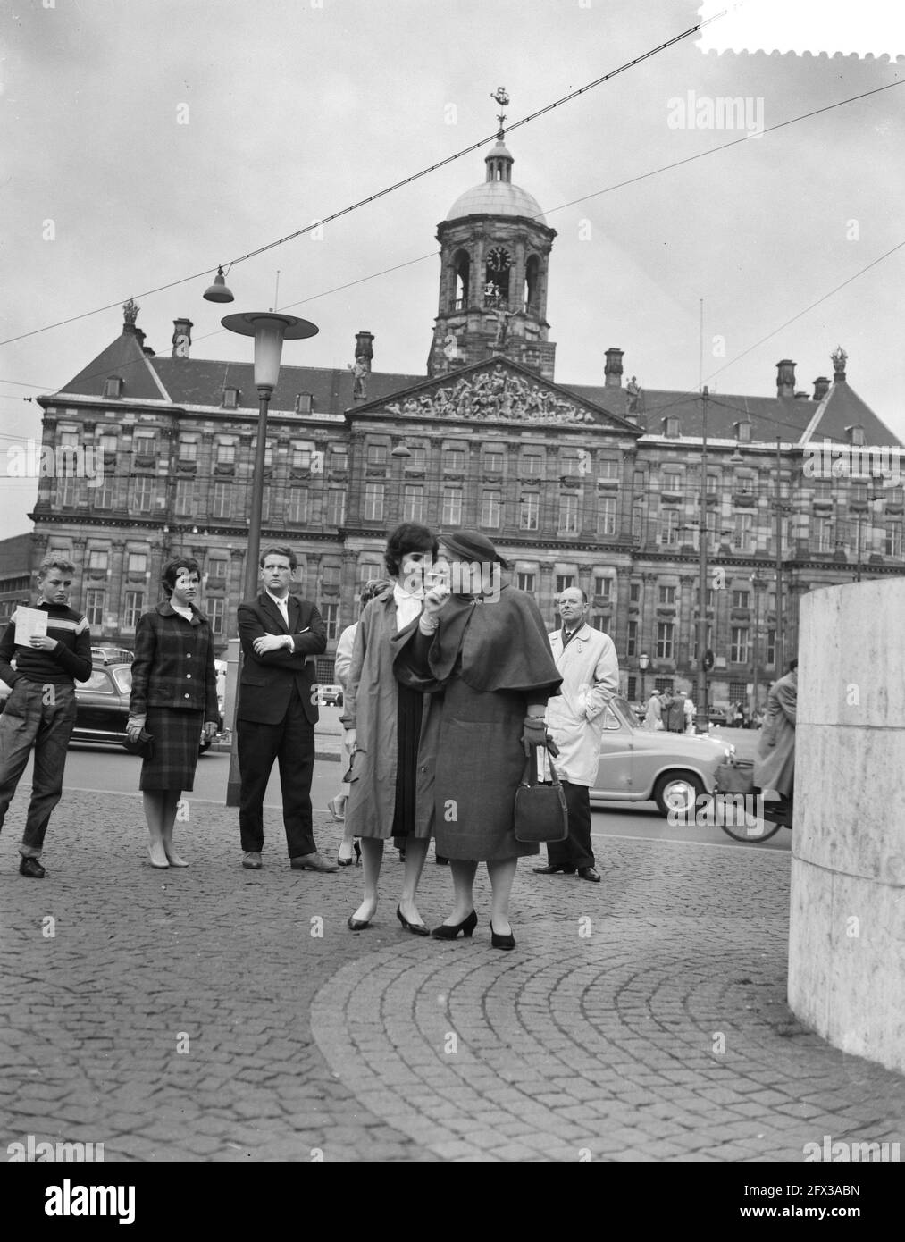 Millie Perkins am Nationaldenkmal am Dam-Platz, 28. Mai 1959, Schauspieler, Filmstars, Niederlande, Presseagentur des 20. Jahrhunderts, Foto, Nachrichten zum erinnern, Dokumentarfilm, historische Fotografie 1945-1990, visuelle Geschichten, Menschliche Geschichte des zwanzigsten Jahrhunderts, Momente in der Zeit festzuhalten Stockfoto