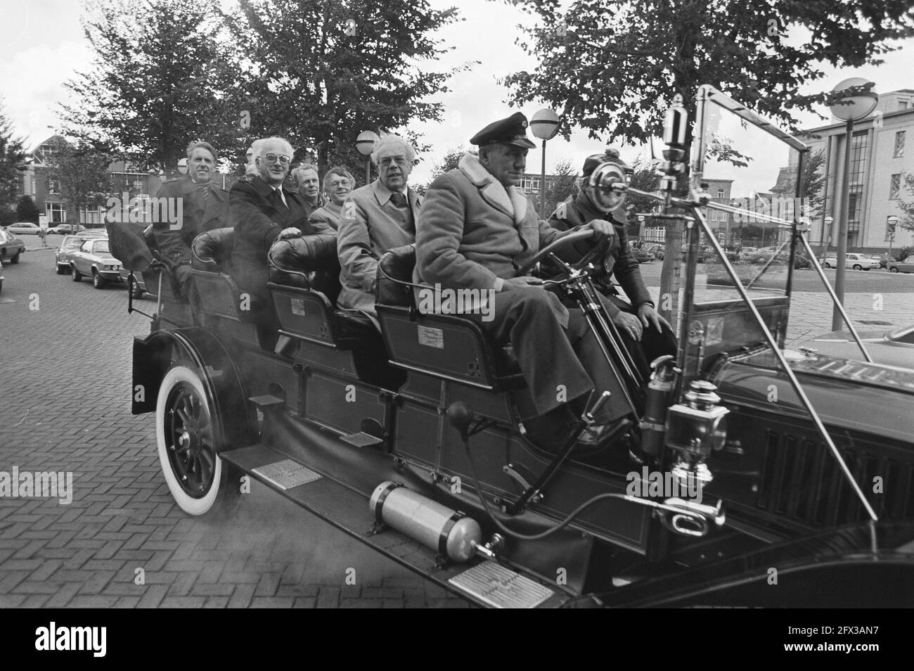 Minister Albeda machte sich in Dampfwagen auf den Weg zum niederländischen Kongressgebäude Den Haag veranstaltet Eröffnungssymposium 125. Jahrestag der Dampfindustrie, 8. Oktober 1980, Eröffnungen, SYMPOSIEN, Dampfwagen, Niederlande, Foto der Presseagentur des 20. Jahrhunderts, zu erinnerende Nachrichten, Dokumentarfilm, historische Fotografie 1945-1990, visuelle Geschichten, Menschliche Geschichte des zwanzigsten Jahrhunderts, Momente in der Zeit festzuhalten Stockfoto