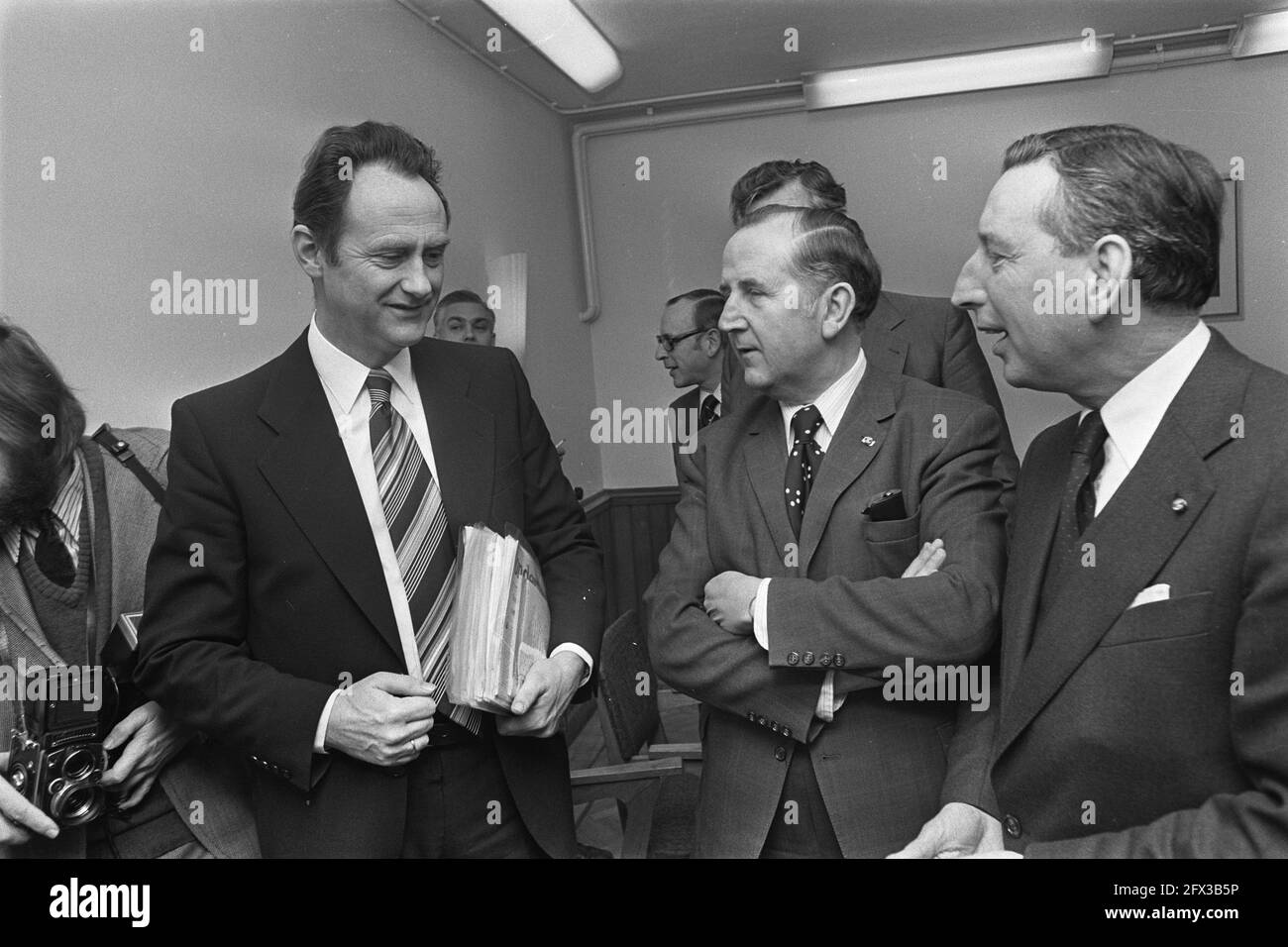 Minister Boersma spricht mit der Arbeitgeberorganisation im Sozialministerium von links nach rechts Boersma, Van Veen (VNO), De Wit (NCW), 3. Februar 1977, Politik, Niederlande, 20. Jahrhundert Presseagentur Foto, Nachrichten zu erinnern, Dokumentarfilm, historische Fotografie 1945-1990, visuelle Geschichten, Menschliche Geschichte des zwanzigsten Jahrhunderts, Momente in der Zeit festzuhalten Stockfoto