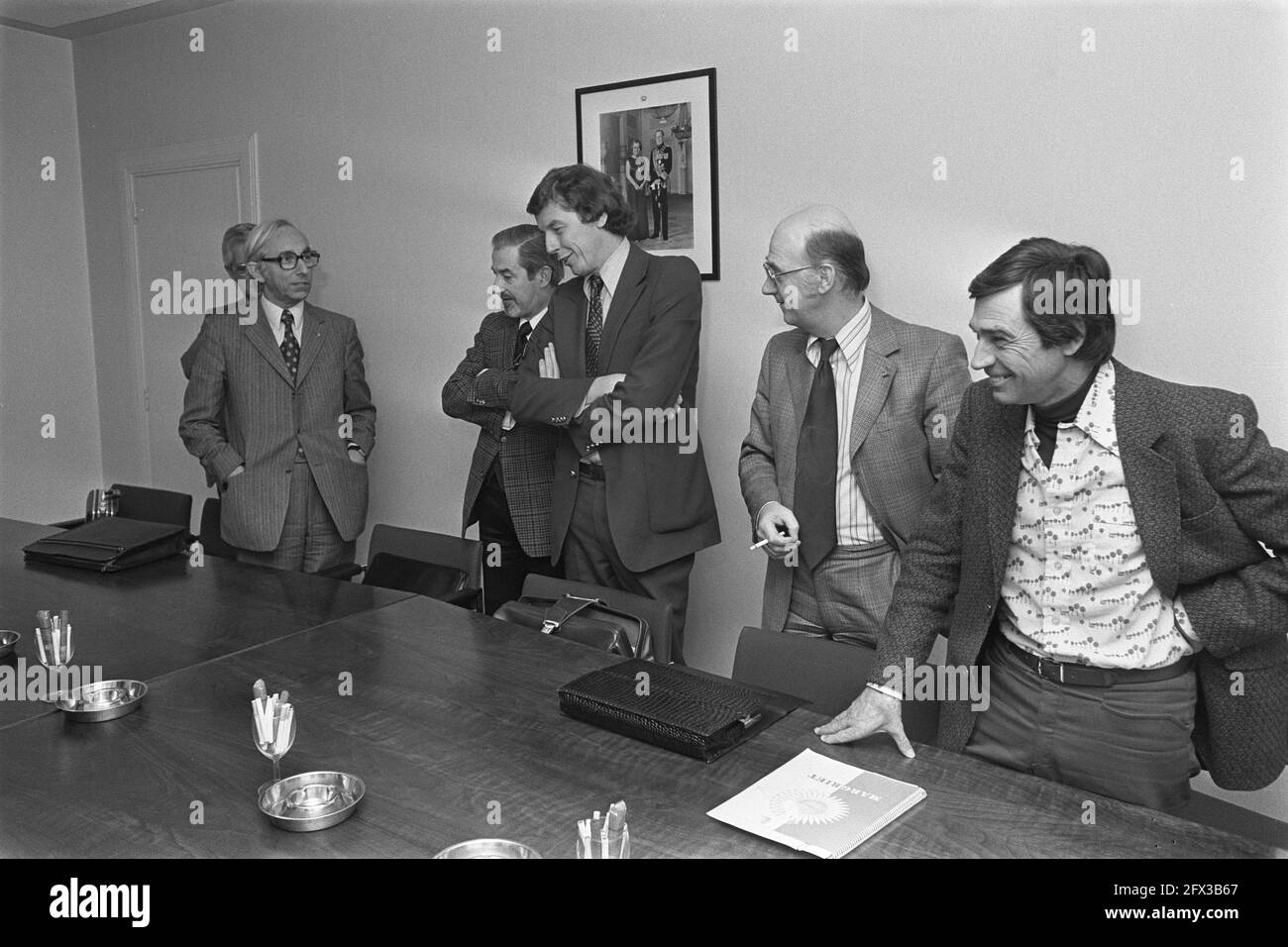Minister Boersma spricht mit der Arbeitgeberorganisation im Sozialministerium von links nach rechts Lanser, Schali, Kok, Spit und Drabbe, Februar 3, 1977, Politik, Niederlande, 20. Jahrhundert Presseagentur Foto, Nachrichten zu erinnern, Dokumentarfilm, historische Fotografie 1945-1990, visuelle Geschichten, Menschliche Geschichte des zwanzigsten Jahrhunderts, Momente in der Zeit festzuhalten Stockfoto