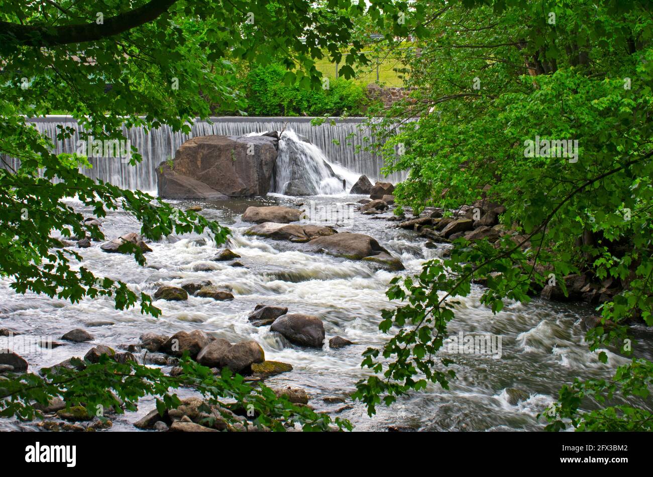 Rockaway River Waters springen und hüpfen auf ihren Pfaden im Grace Lord Park in Boonton, New Jersey, um die Felsbrocken herum Stockfoto