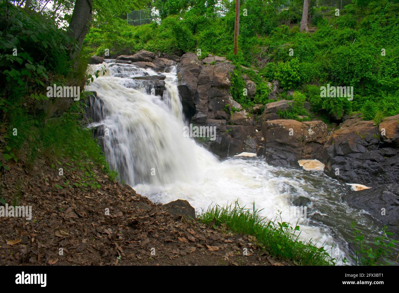 Langzeitbelichtung eines kleinen Wasserfalls in Rockaway River, Grace Lord Park, Boonton, New Jersey, USA. -06 Stockfoto