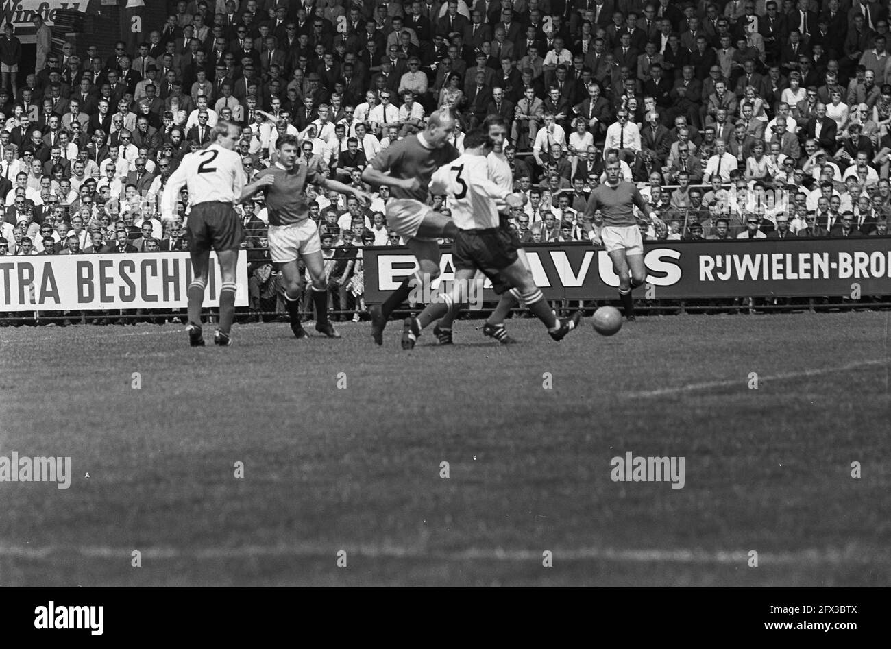 Ajax gegen Stoke City 5-3, Angriff auf Ajax von links nach rechts Co Prins Henk Groot und Keizer, 8. August 1965, Sport, Fußball, Niederlande, 20. Jahrhundert Presseagentur Foto, Nachrichten zu erinnern, Dokumentarfilm, historische Fotografie 1945-1990, visuelle Geschichten, Menschliche Geschichte des zwanzigsten Jahrhunderts, Momente in der Zeit festzuhalten Stockfoto