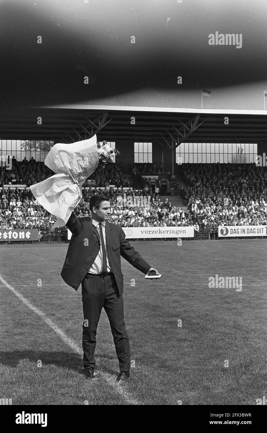 Ajax gegen Stoke City 5-3, sagte Bertus Hoogerman Auf Wiedersehen zu Ajax, hier mit Blumen, 8. August 1965, Abschied, BLUMEN, Sport, Fußballer, Niederlande, Foto der Presseagentur des 20. Jahrhunderts, zu erinnerende Nachrichten, Dokumentation, historische Fotografie 1945-1990, visuelle Geschichten, Menschliche Geschichte des zwanzigsten Jahrhunderts, Momente in der Zeit festzuhalten Stockfoto