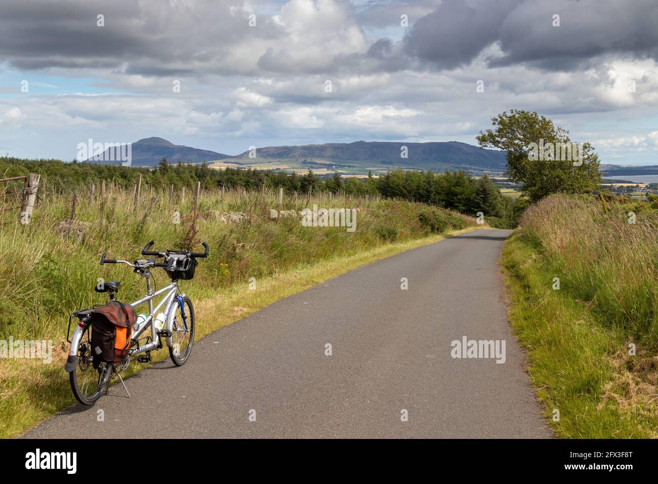 Ein Tandemrad, das auf einem Fußstand auf einer Landstraße in Fife ruht. Stockfoto
