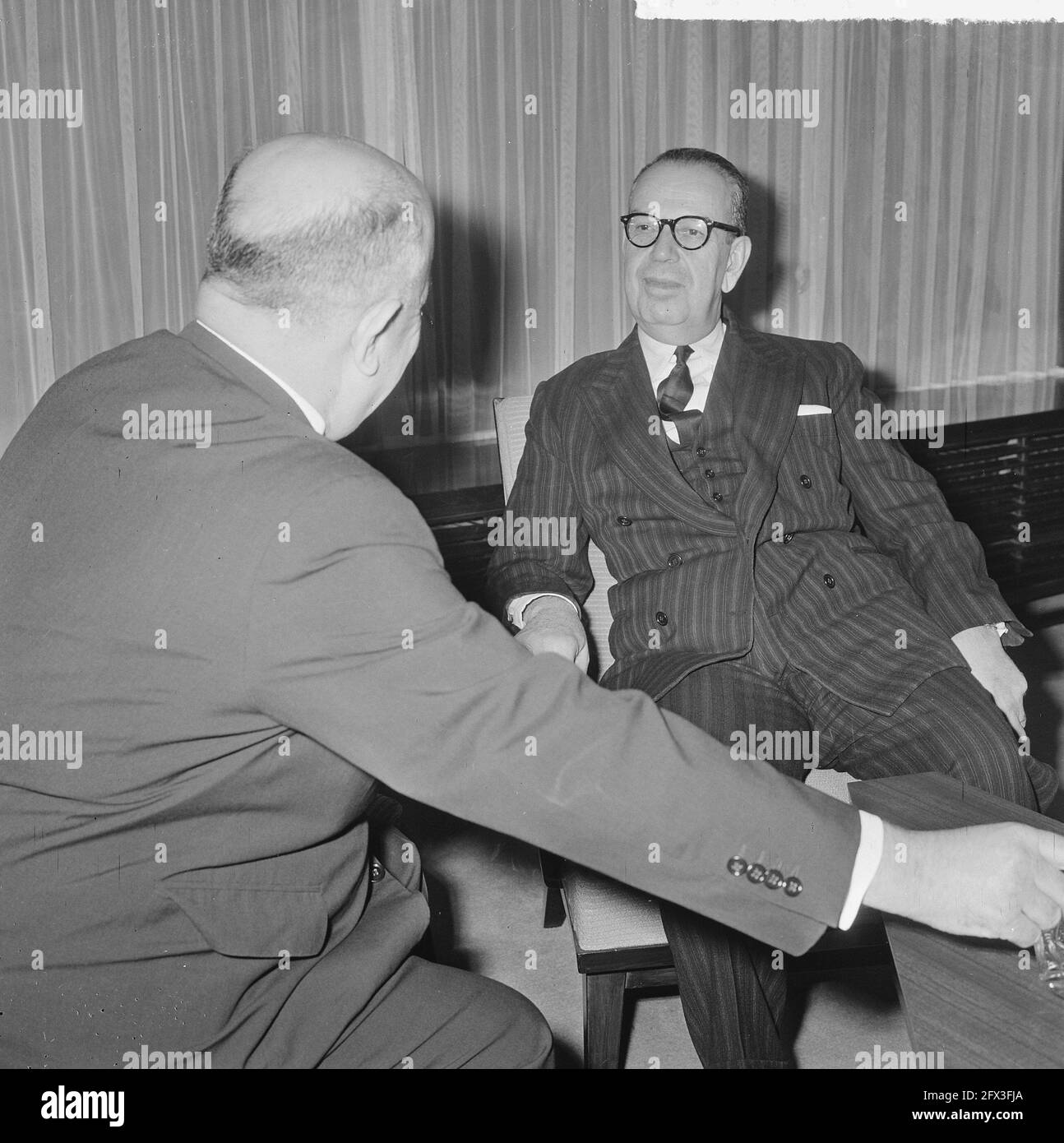 Türkeiaußenminister Erkin am Flughafen Schiphol (rechts) im Gespräch mit Resat Erhan (türkischer Botschafter in unserem Land), 13. Januar 1965, Niederlande, Foto der Presseagentur des 20. Jahrhunderts, zu erinnerende Nachrichten, Dokumentarfilm, historische Fotografie 1945-1990, visuelle Geschichten, Menschliche Geschichte des zwanzigsten Jahrhunderts, Momente in der Zeit festzuhalten Stockfoto