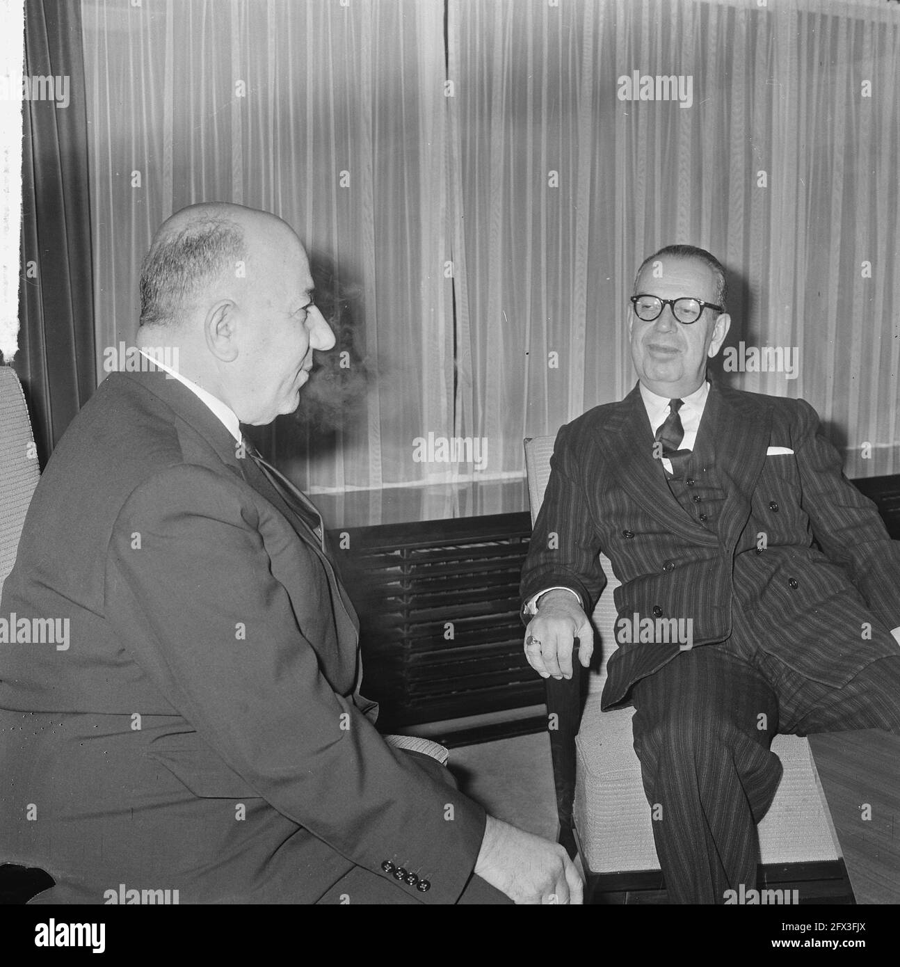 Türkeiaußenminister Erkin am Flughafen Schiphol (rechts) im Gespräch mit Resat Erhan (türkischer Botschafter in unserem Land), 13. Januar 1965, Niederlande, Foto der Presseagentur des 20. Jahrhunderts, zu erinnerende Nachrichten, Dokumentarfilm, historische Fotografie 1945-1990, visuelle Geschichten, Menschliche Geschichte des zwanzigsten Jahrhunderts, Momente in der Zeit festzuhalten Stockfoto