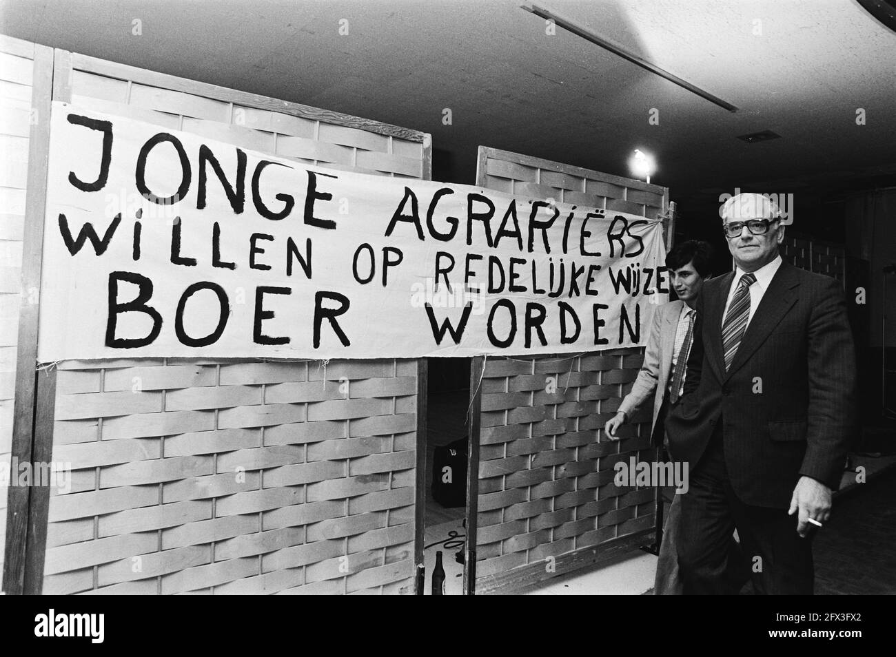 Minister Van der Stee (Landwirtschaft und Fischerei) überreicht ein Transparent mit der Aufschrift: Junglandwirte wollen auf vernünftige Weise Landwirte werden im Haager Kongresszentrum, 19. November 1979, Demonstrationen, Landwirte, Minister, Banner, Treffen, Niederlande, Foto der Presseagentur des 20. Jahrhunderts, zu erinnerende Nachrichten, Dokumentation, historische Fotografie 1945-1990, visuelle Geschichten, Menschliche Geschichte des zwanzigsten Jahrhunderts, Momente in der Zeit festzuhalten Stockfoto