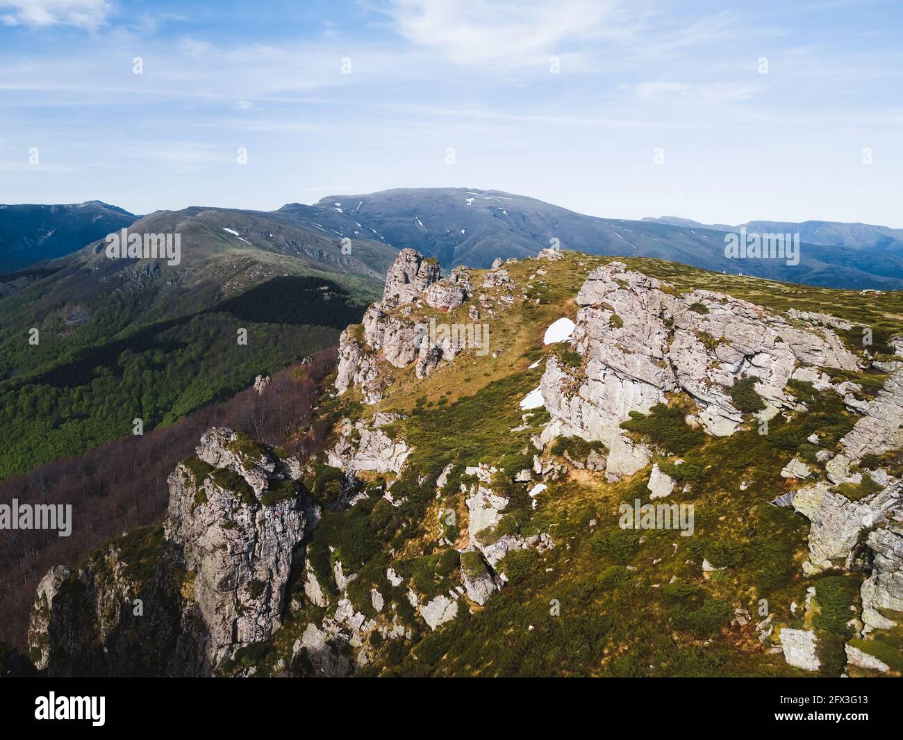 Blick Auf Die Bergkette Mit Straße In Richtung Berge. Natur im Freien Reiseziel, Stara Planina (Balkan Berg), Serbien Stockfoto