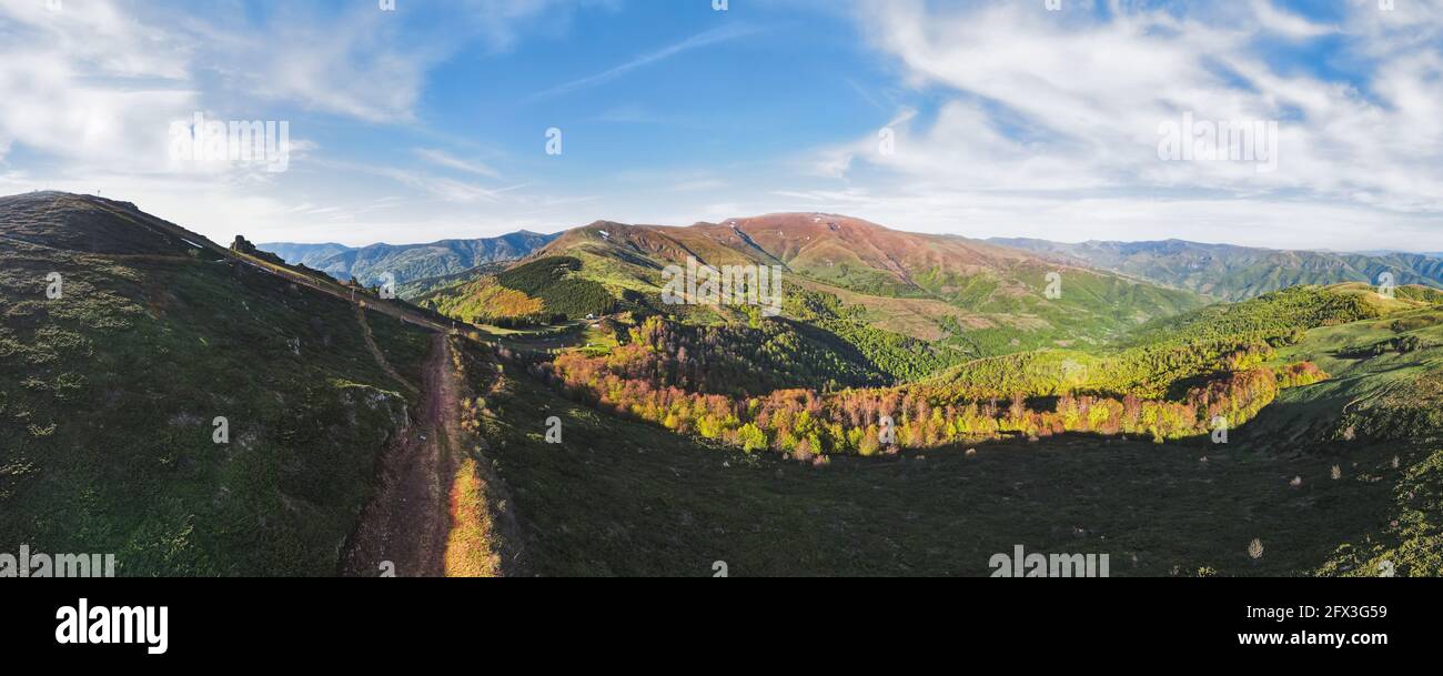 Panoramablick auf den Gipfel des Midzor-Gebirges bei Sonnenuntergang. Natur im Freien Reiseziel, Balkan Berg, Serbien. Luftaufnahme, Drohnenansicht Stockfoto
