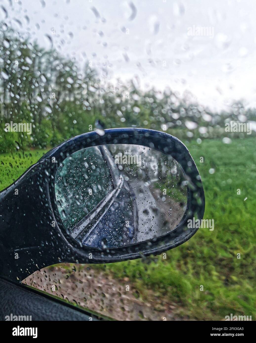 Auto Seitenspiegel mit Regen Tropfen Stockfoto