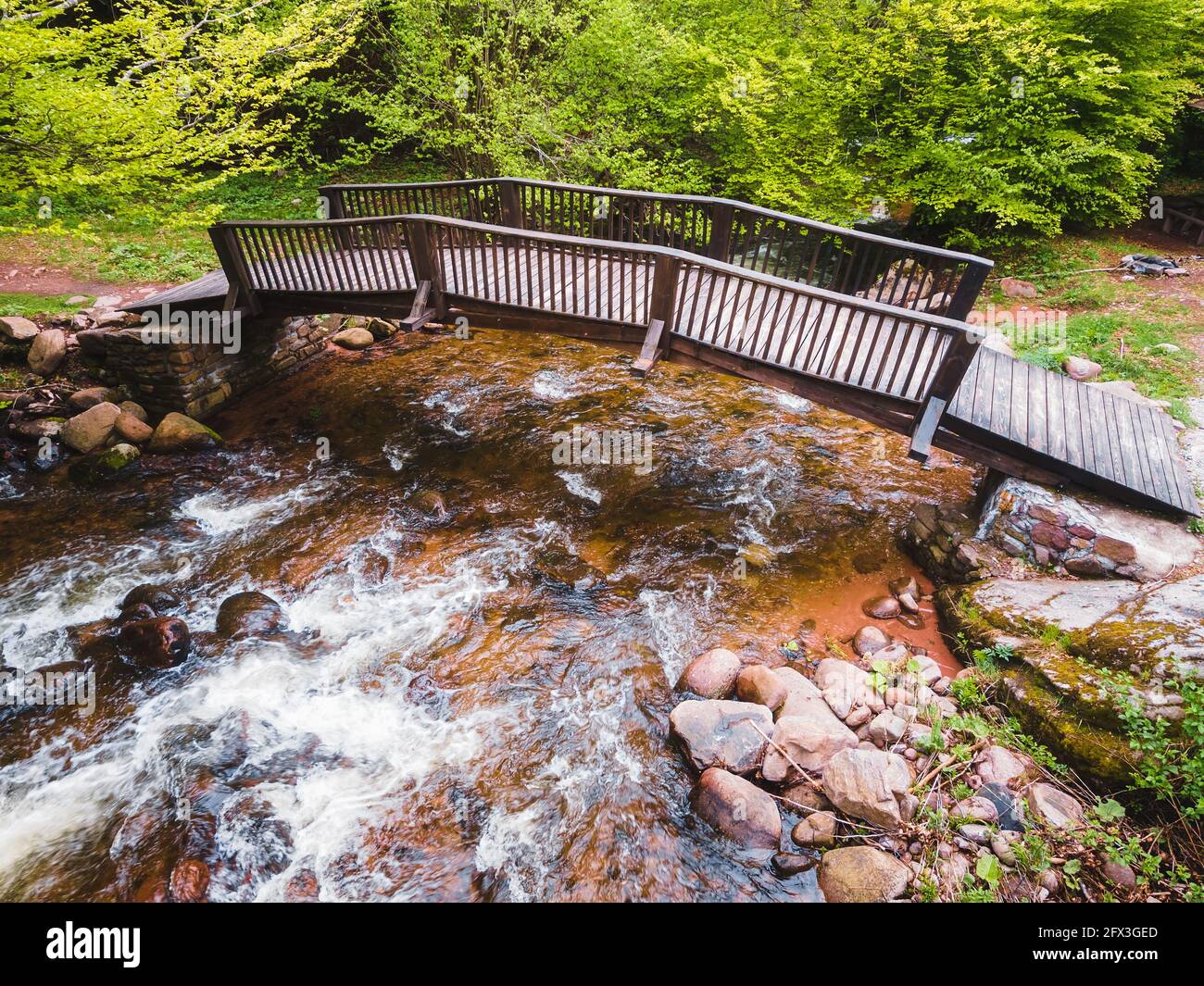 Brücke im Wald. Natur im Freien Reiseziel, Stara Planina (Balkan Berg), Serbien. Luftaufnahme, Drohnenansicht Stockfoto