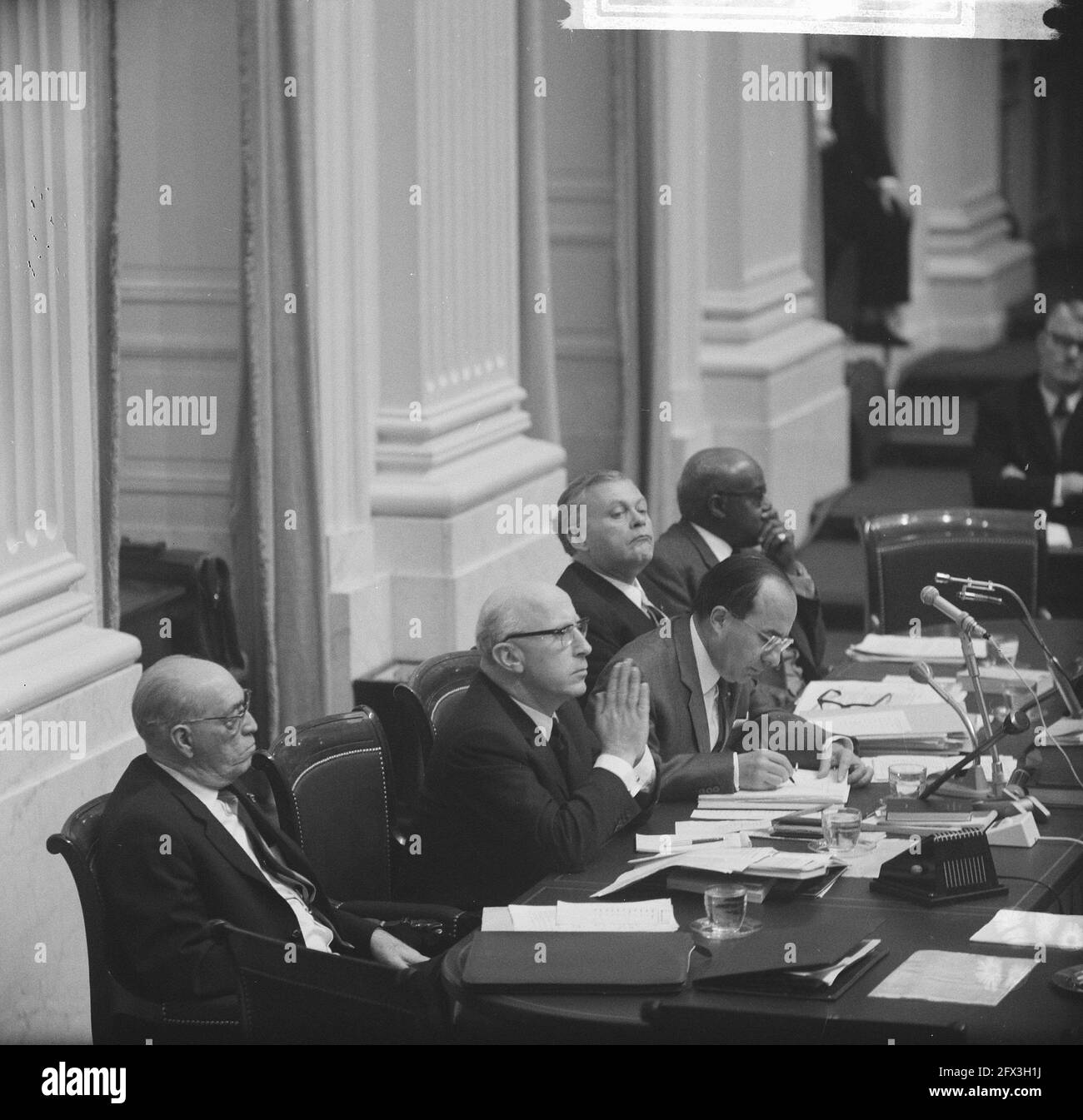 Justizminister Samkalden (zweiter von links) hinter dem Regierungstisch und dann von links nach rechts Premierminister CALs, Innenminister Smallenbroek und Bevollmächtigter des Ministers von Suriname Einaar, 10. November 1965, Minister, Premierminister, Parlamentsdebatten, Niederlande, Presseagentur des 20. Jahrhunderts, Foto, Nachrichten zu erinnern, Dokumentarfilm, historische Fotografie 1945-1990, visuelle Geschichten, Menschliche Geschichte des zwanzigsten Jahrhunderts, Momente in der Zeit festzuhalten Stockfoto