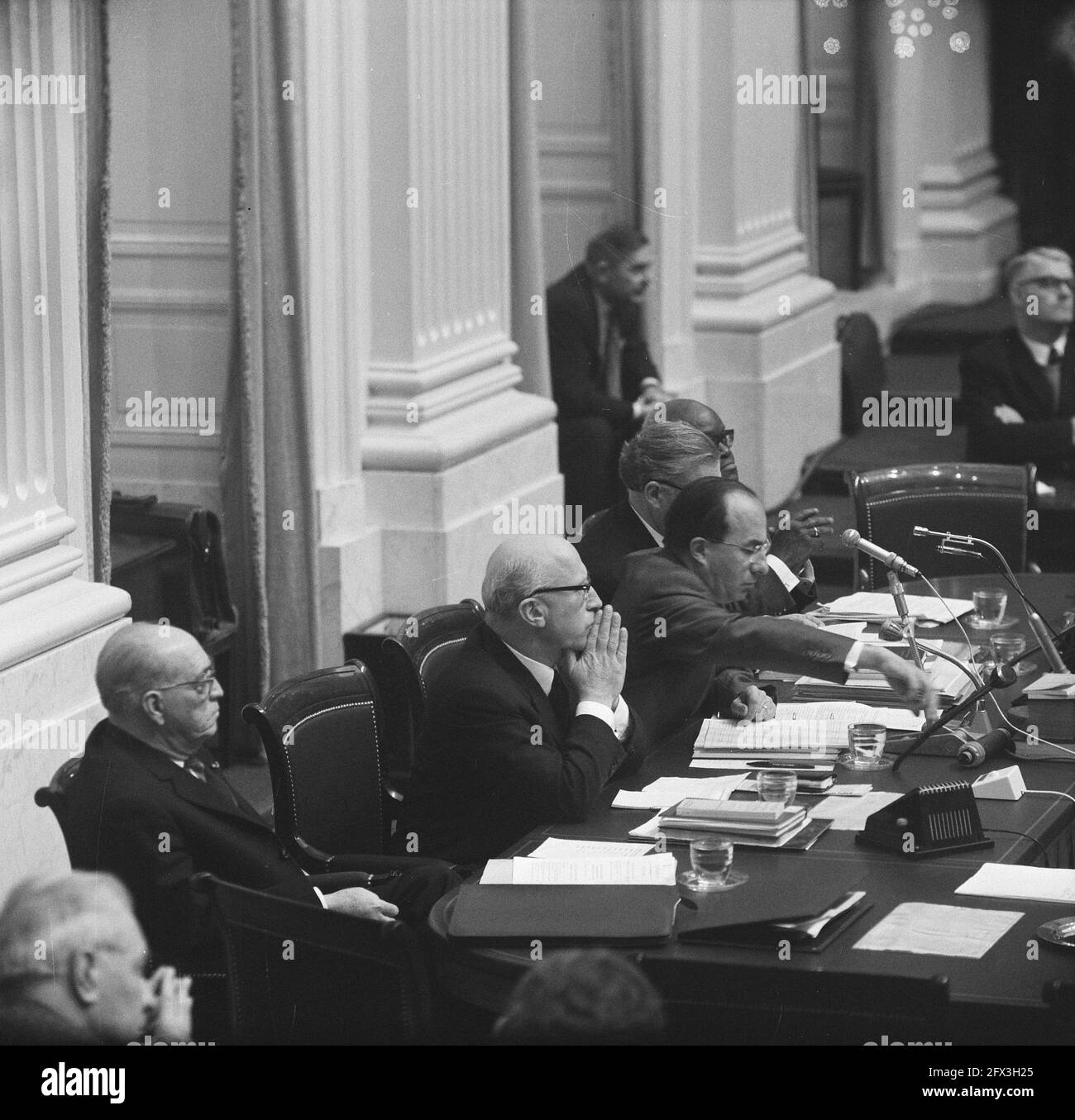 Justizminister Samkalden (zweiter von links) hinter dem Regierungstisch und rechts Premierminister CALs, 10. November 1965, Minister, Minister, Premierminister, Parlamentsdebatten, Niederlande, Foto der Presseagentur des 20. Jahrhunderts, zu erinnerende Nachrichten, Dokumentarfilm, historische Fotografie 1945-1990, visuelle Geschichten, Menschliche Geschichte des zwanzigsten Jahrhunderts, Momente in der Zeit festzuhalten Stockfoto