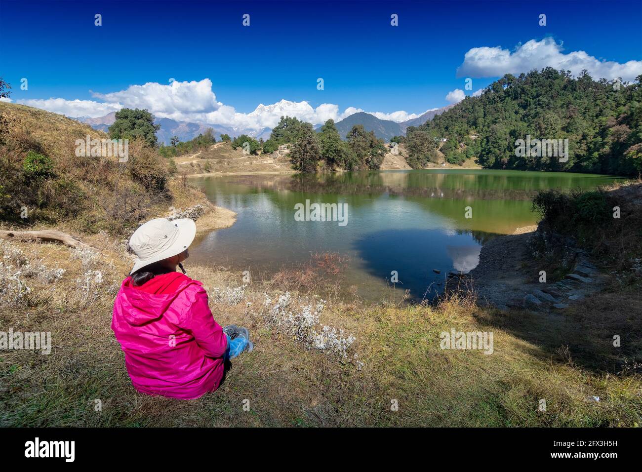 Alleinreisende, alleinreisende Frau, die die Schönheit von Deoria Tal, auch Devaria oder Deoriya Tal, See in Uttarakhand, Indien, genießt. Blauer Himmel Stockfoto