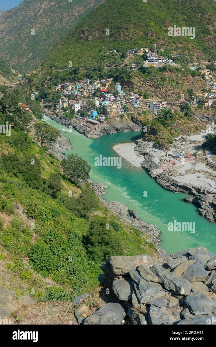Alaknanda und Bhagirathi Flüsse treffen sich und nehmen den Namen Ganga an Devprayag im Bundesstaat Uttarakhand, Indien, und ist einer der Panch Prayag (fünf con Stockfoto