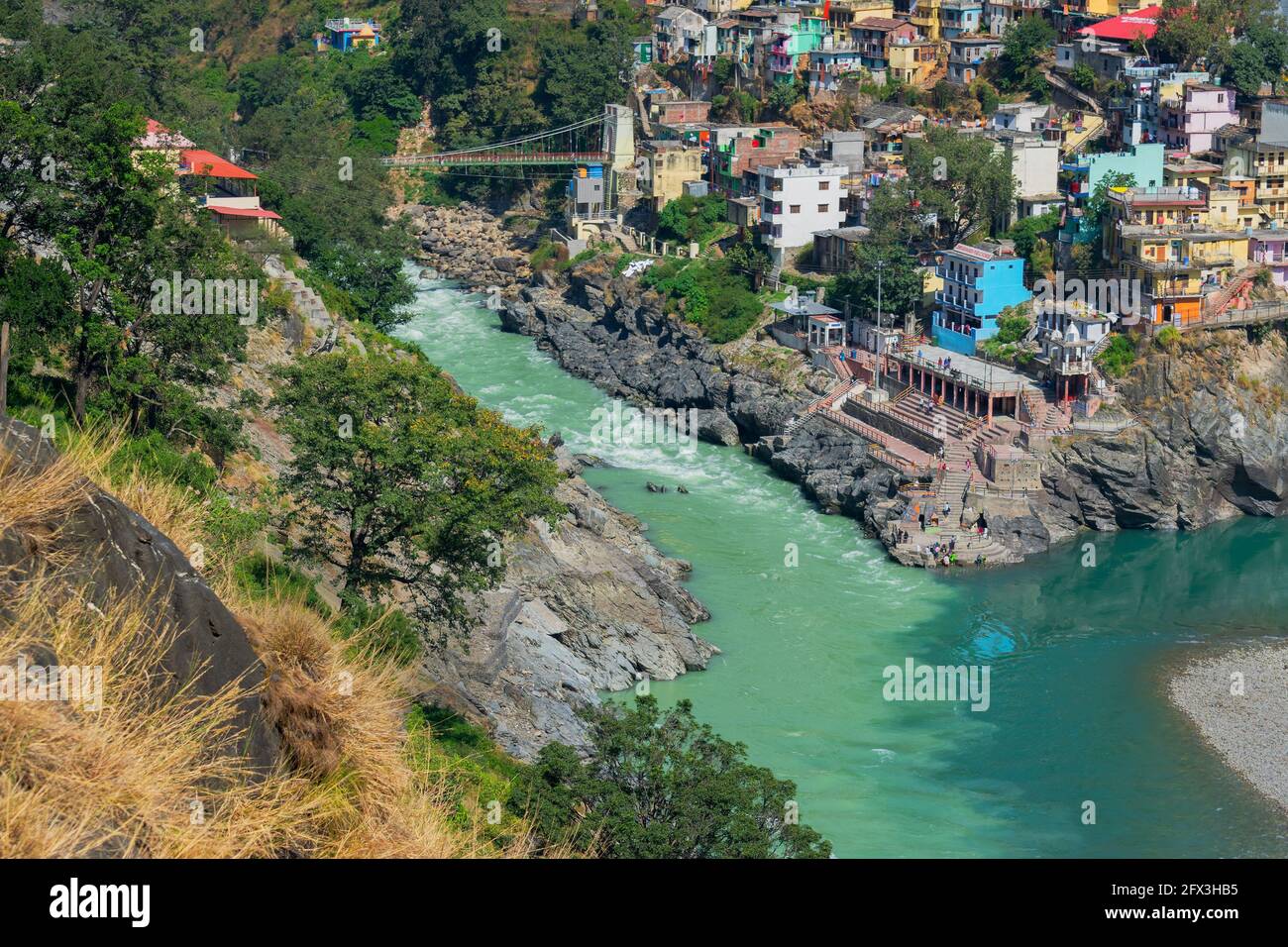 Devprayag, Uttarakhand, Indien - 30. Oktober 2018 : Alaknanda und Bhagirathi Flüsse treffen sich und nehmen den Namen Ganga bei Devprayag und ist einer der Panch Stockfoto