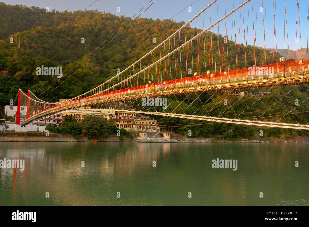 RAM jhula Brücke von Rishikesh über Holy River Ganges, eine Hängebrücke berühmt für die Verbindung mit dem hinduistischen Mythologie Gott RAM , Uttarakhand, Indien Stockfoto RAM jhula Brücke von Rishikesh über Holy River Ganges, eine Hängebrücke berühmt für die Verbindung mit dem hinduistischen Mythologie Gott RAM , Uttarakhand, Indien Stockfoto