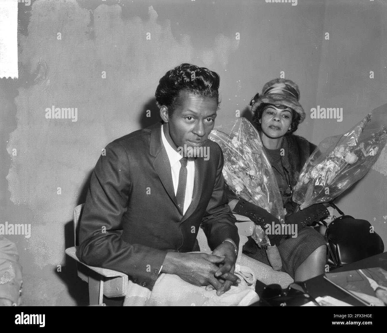 Ankunft von Chuck Berry (Sänger) am Flughafen Schiphol, Chuck Berry und Lucy Ann während der Pressekonferenz, 3. Februar 1965, Ankunft, Pressekonferenz, Sänger, Niederlande, Foto der Presseagentur des 20. Jahrhunderts, zu erinnerende Nachrichten, Dokumentarfilm, historische Fotografie 1945-1990, visuelle Geschichten, Menschliche Geschichte des zwanzigsten Jahrhunderts, Momente in der Zeit festzuhalten Stockfoto