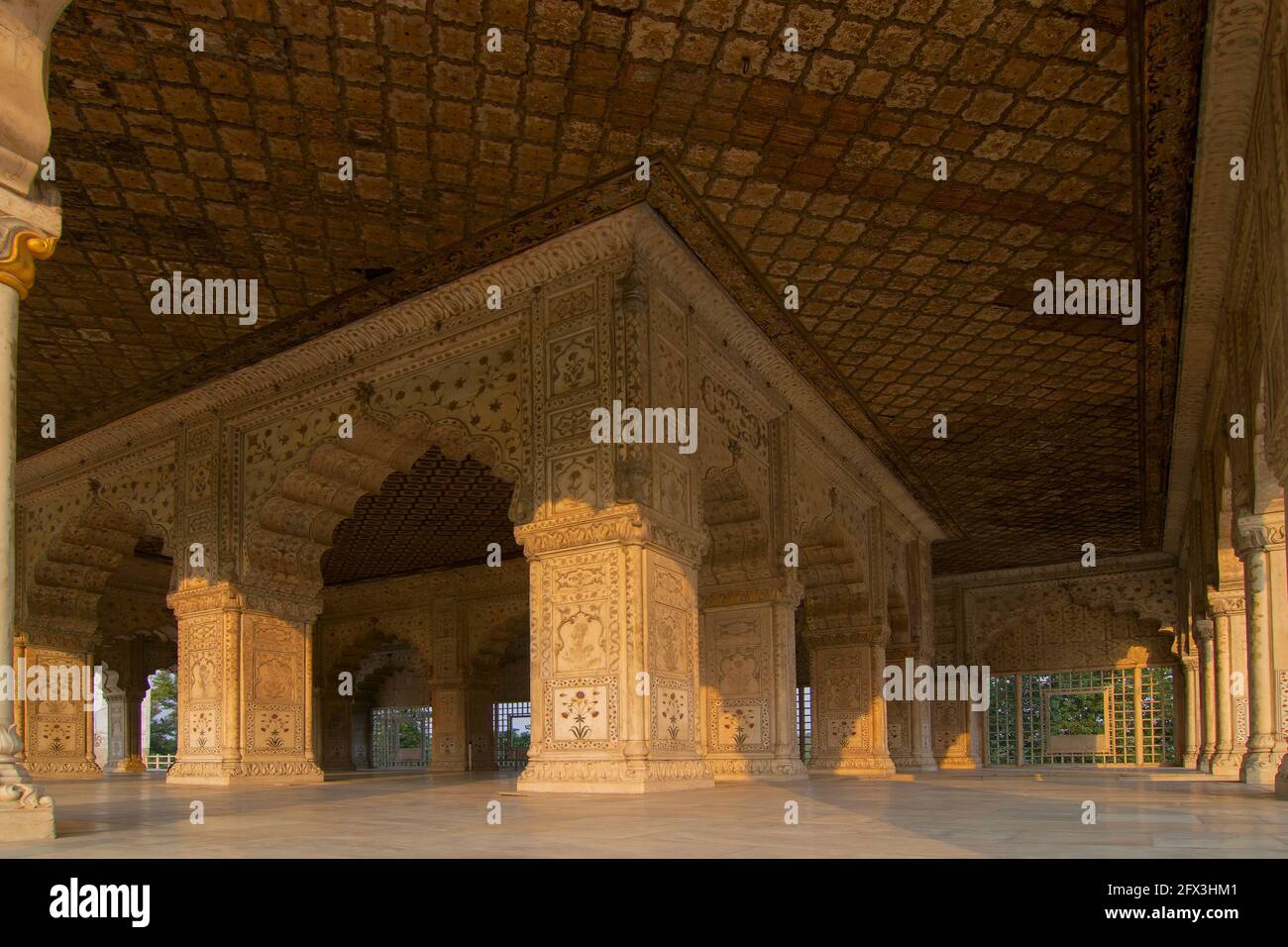 NEU DELHI, INDIEN - 28. OKTOBER 2018 : Mogul-Architektur in Red Fort, einem historischen Fort in Delhi, Indien. Mogulherrscher lebten hier. UNESCO World Herita Stockfoto
