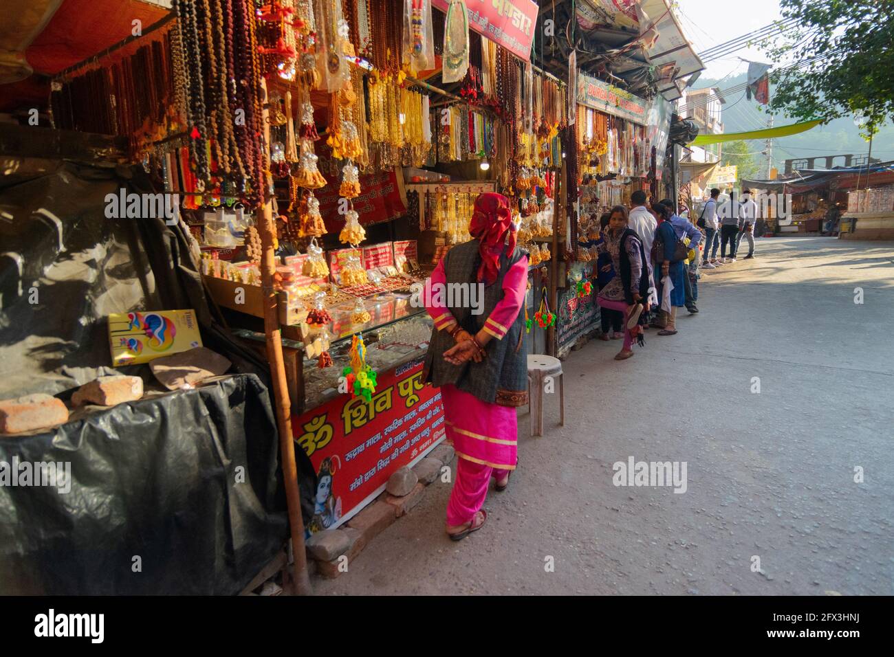 RISHIKESH, UTTARAKHAND, INDIEN - 28. OKTOBER 2018 : Street Shop Verkauf von Kunsthandwerk neben Lakshman Tempel - Garhwal Himalaya, Uttarakhand - Indien. Stockfoto