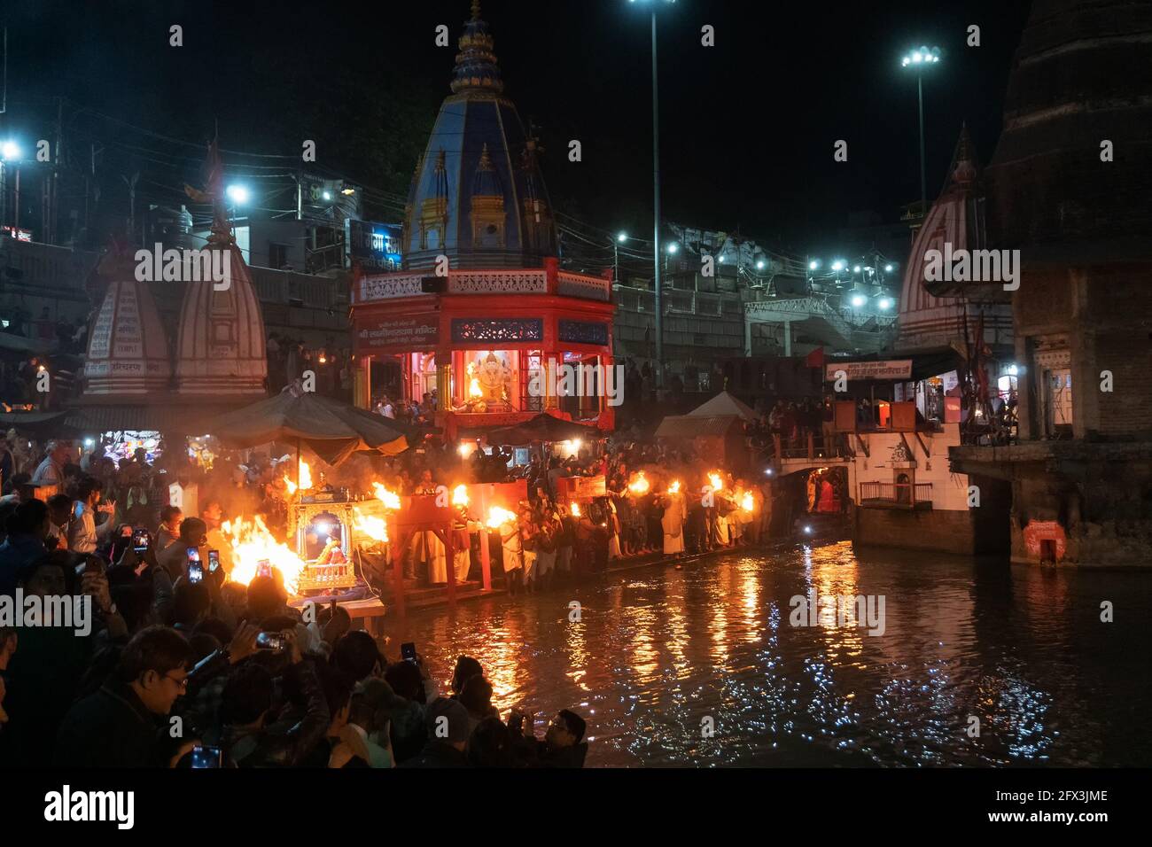 HAR KI PAURI GHAT, HARIDWAR, UTTARAKHAND, INDIEN - NOVEMBER 3 2018 : berühmte Ganga Aaarti am Ufer, Gebet für den Fluss Ganga von Hunderten von Hindu-Devo Stockfoto