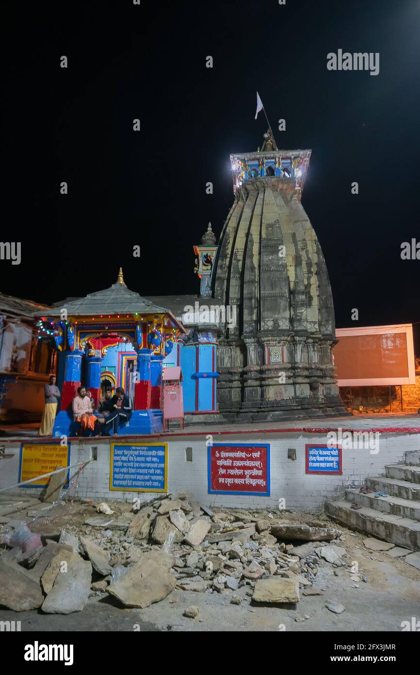 UKHIMATH, RUDRAPRAYAG, UTTARAKHAND, INDIEN - OKTOBER 30 2018 : Ukhimath, heiliger hindu-Tempel unter dem Nachthimmel. Winterpuja von Lord Kedarnath Jahr Stockfoto