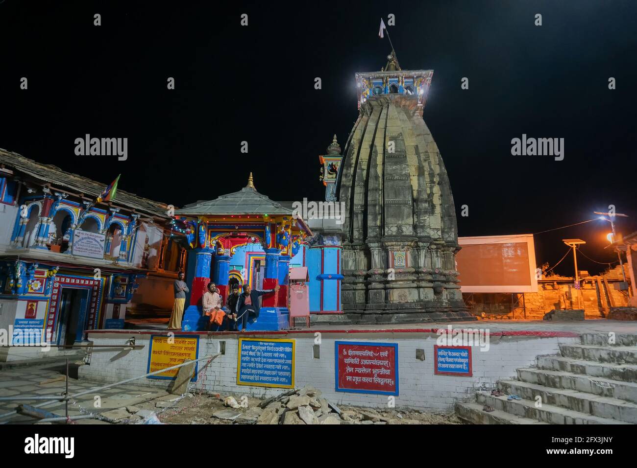 UKHIMATH, RUDRAPRAYAG, UTTARAKHAND, INDIEN - OKTOBER 30 2018 : Ukhimath, heiliger hindu-Tempel unter dem Nachthimmel. Winterpuja von Lord Kedarnath Jahr Stockfoto
