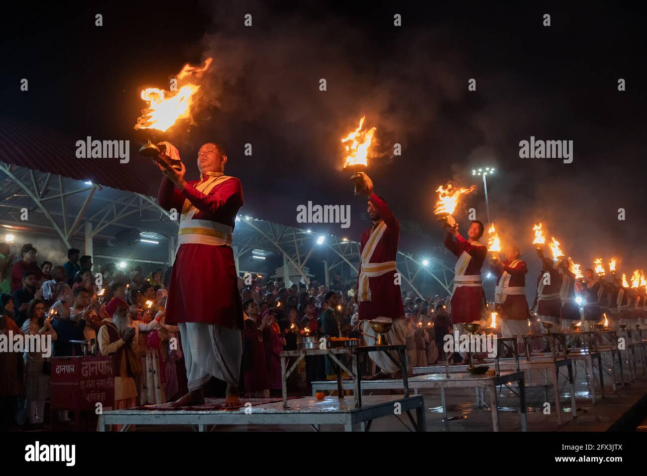 TRIBENI GHAT, RISHIKESH, UTTARAKHAND, INDIEN - OKTOBER 29 2018 : berühmte Ganga Aaarti am Ufer, Gebet für den Fluss Ganga von Hunderten von hinduistischen Anhängern Stockfoto