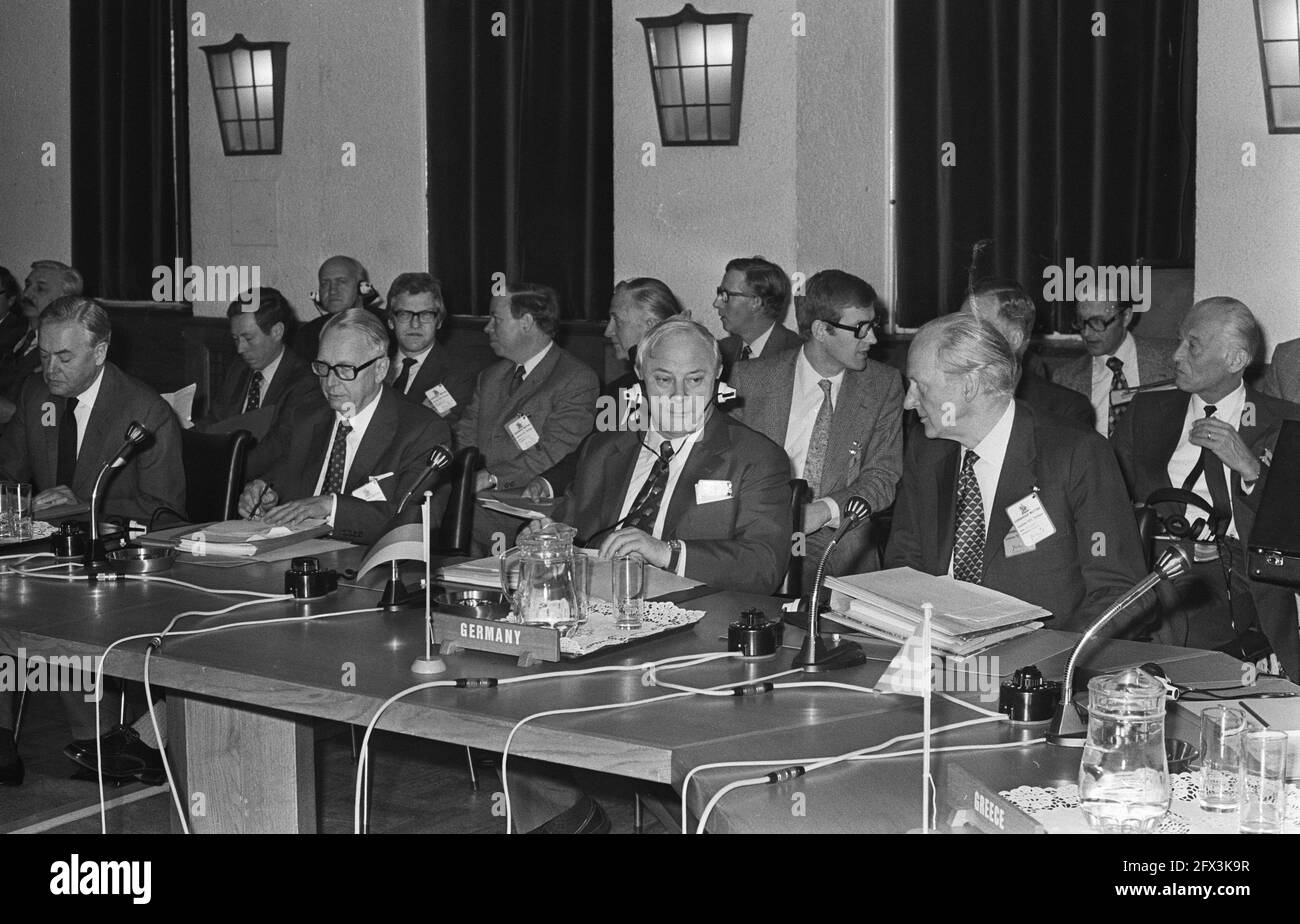 Verteidigungsminister der europäischen Naval-Länder treffen sich in Den Haag (Euro-Gruppe); 5A, 6A: Minister Leber (BRD) (zweiter von rechts), 5. November 1975, Konferenzen, Minister, Niederlande, Presseagentur des 20. Jahrhunderts, Foto, Nachrichten zum erinnern, Dokumentarfilm, historische Fotografie 1945-1990, visuelle Geschichten, Menschliche Geschichte des zwanzigsten Jahrhunderts, Momente in der Zeit festzuhalten Stockfoto