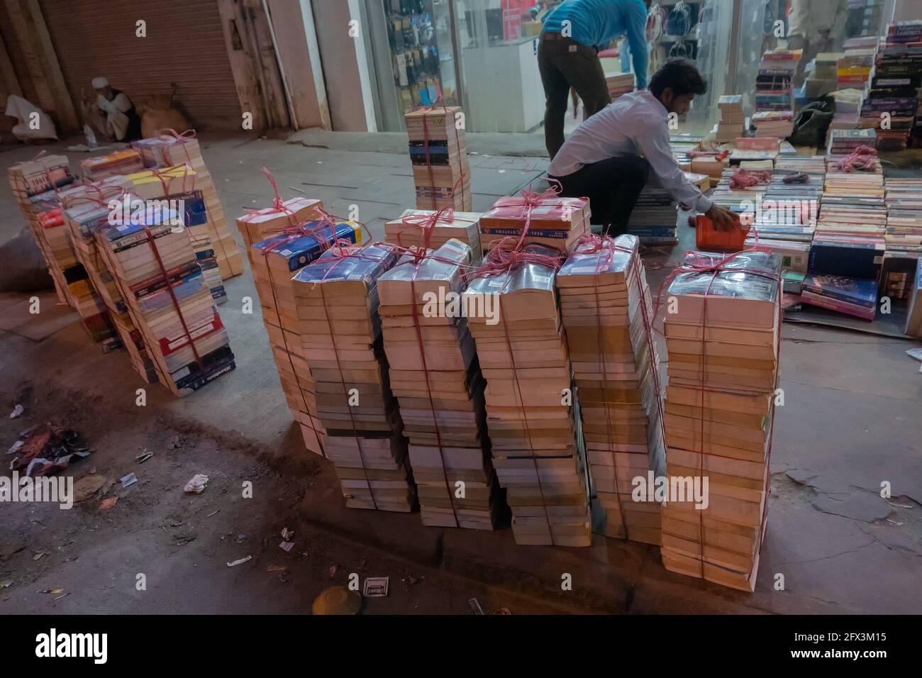NEU-DELHI, INDIEN - OKTOBER 28 2018 : Bindungsbücher werden auf den Straßen von Alt-Delhi oder purani-Delhi, Delhi ist die Hauptstadt von Indien mit etwa 5, Stockfoto