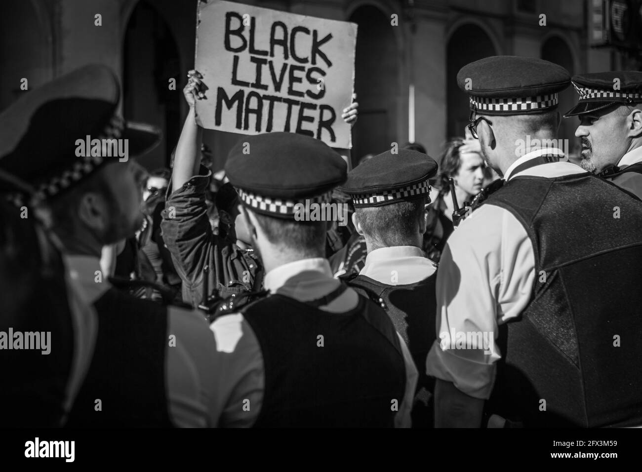 Demonstranten treten aus der Sperre aus, um gegen die Tötung von George Floyd in Amerika und Rassismus und Ungerechtigkeiten im Vereinigten Königreich zu protestieren. Stockfoto