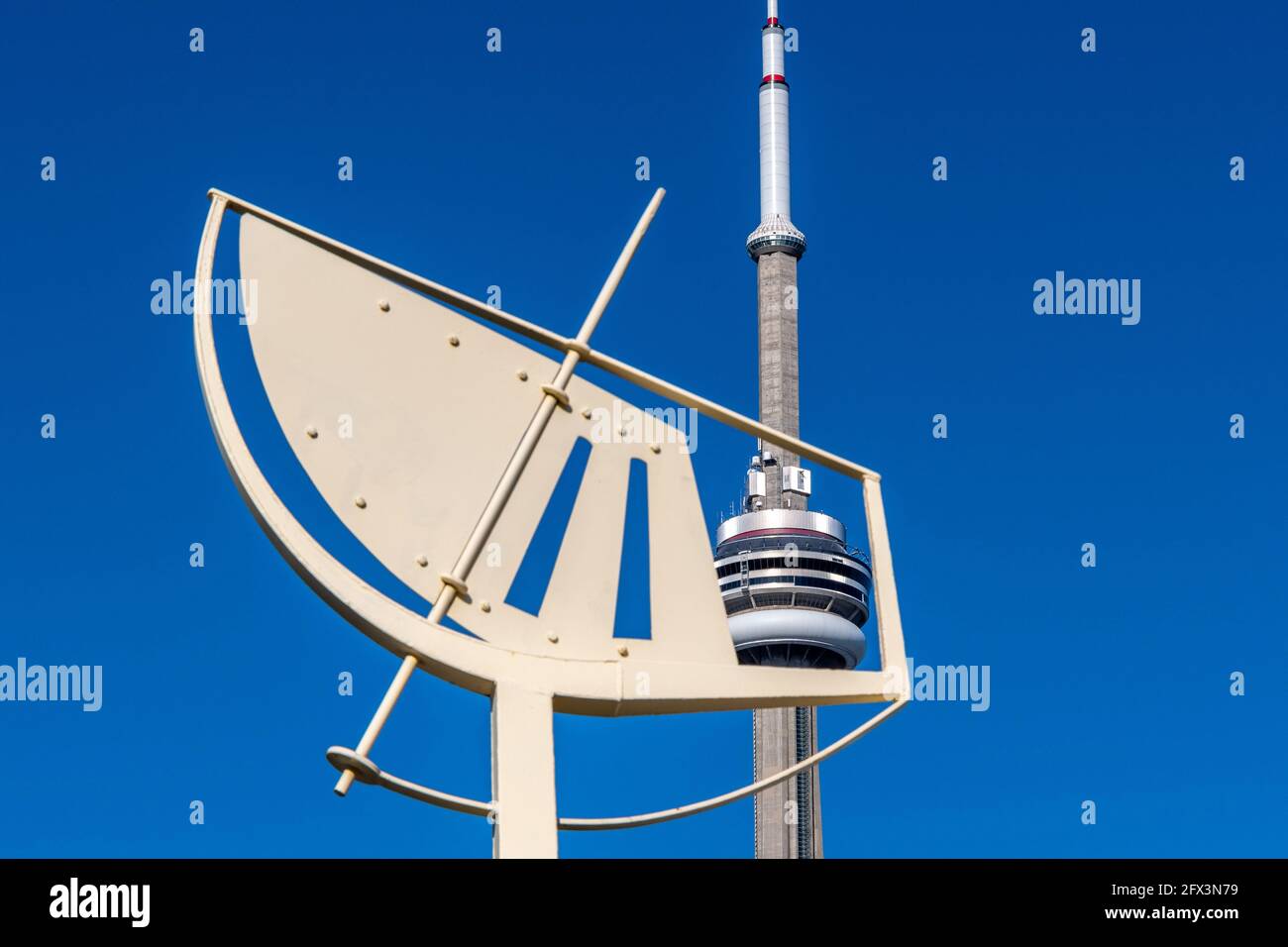 Der CN Tower an einem wunderschönen blauen Tag in Toronto, Kanada. Das kanadische Symbol ist umrahmt von der Fußgängerbrücke CityPlace. Fokus auf den Hintergrund (t Stockfoto