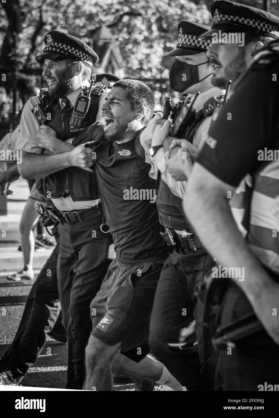 Während der Proteste von Black Lives während der Sperrung im Jahr 2020 wird ein Protestler von der Polizei in London weggeschleppt Stockfoto