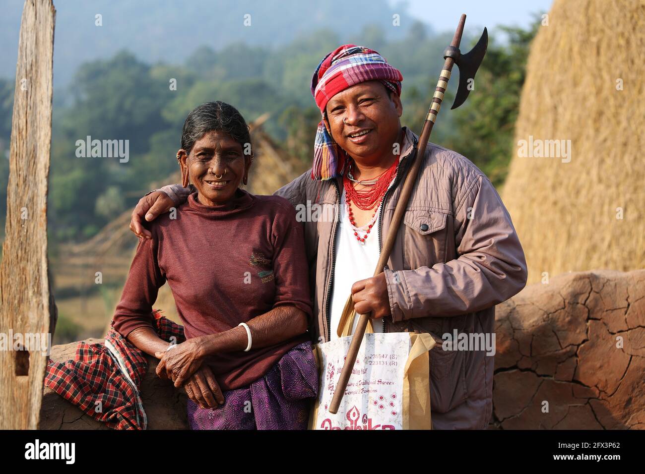 LANJIA SAORA TRIBE - Lanjia Saora Stammes Bruder und Schwester posiert für Kamera. Dieses Bild wurde in Puttasingh Stammesdorf, Odisha, Indien angeklickt Stockfoto