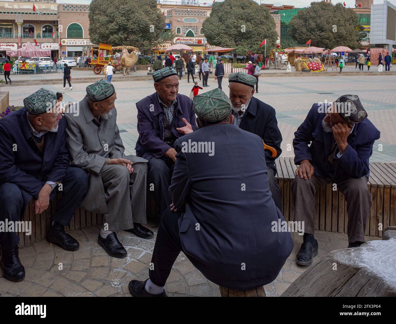 Gruppe Uigurischer alter Männer vor der ID Kah Moschee.Kashgar, Xingiang, China 2019 Stockfoto
