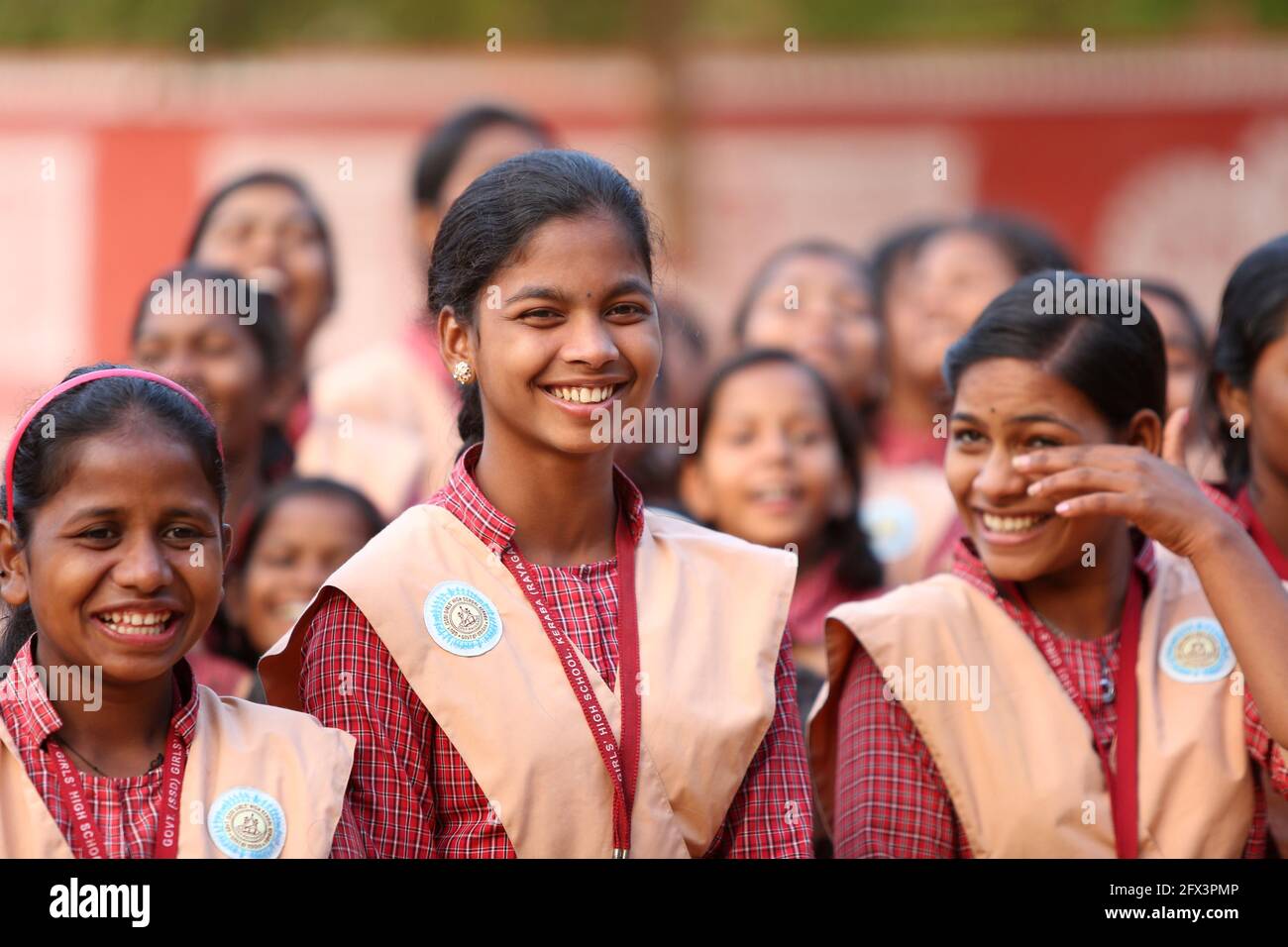 LANJIA SAORA STAMM - Lanjia Saora Mädchen Studenten lächeln auf dem Spielplatz in Keraba Dorf Bildungsschule. Die Schüler tragen ihre Schule Stockfoto