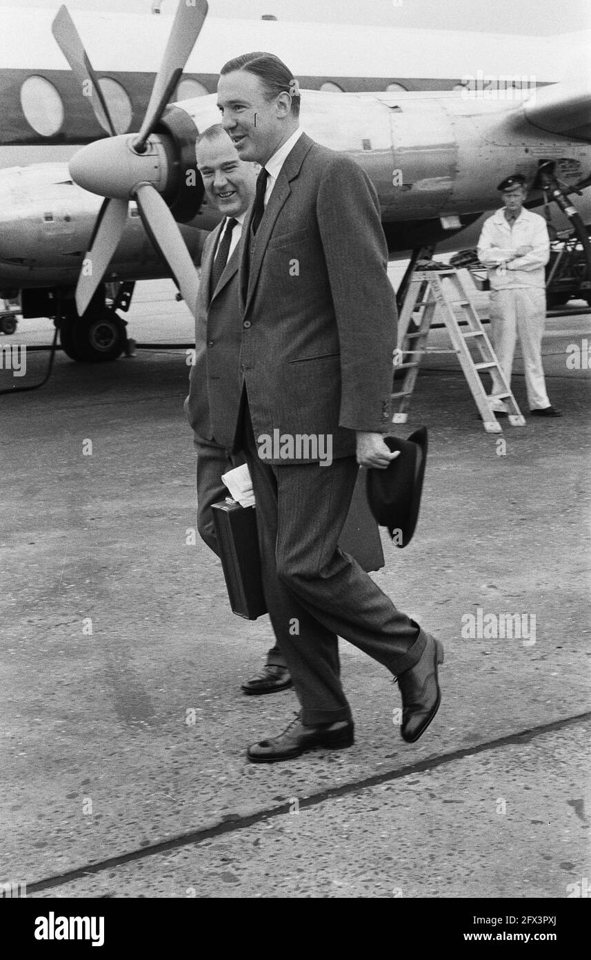 Ankunft von John Ambler (Ehemann Prinzessin Margaretha von Schweden) am Flughafen Schiphol, rechts Direktor von Van Swieten, J. Spiegelaar, 25. September 1964, ACHTZIG-GENOTES, Ankünfte, Regisseure, Niederlande, Foto der Presseagentur des 20. Jahrhunderts, zu erinnerende Nachrichten, Dokumentarfilm, historische Fotografie 1945-1990, visuelle Geschichten, Menschliche Geschichte des zwanzigsten Jahrhunderts, Momente in der Zeit festzuhalten Stockfoto