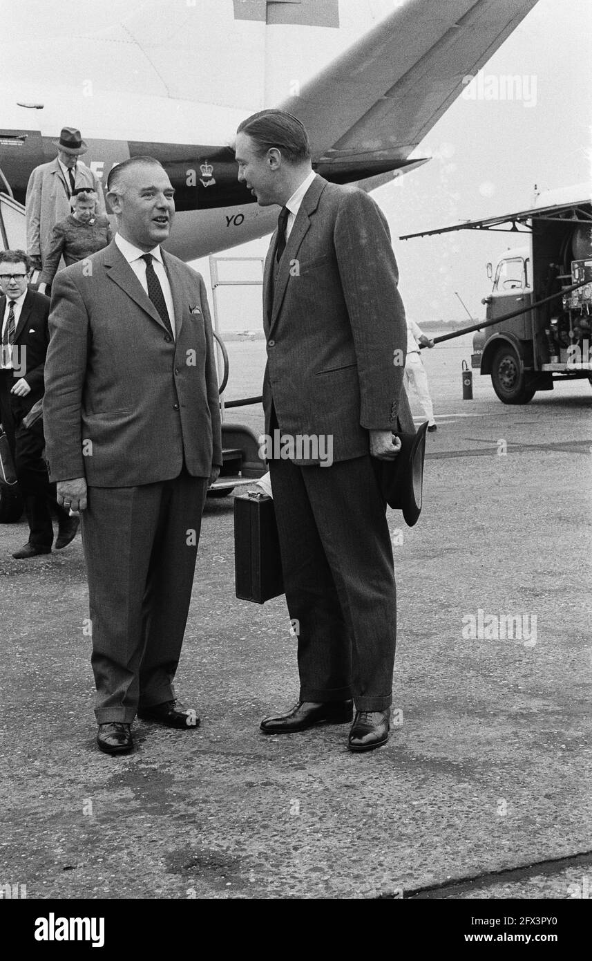 Ankunft von John Ambler (Ehemann Prinzessin Margaret von Schweden) am Flughafen Schiphol, rechter Direktor von Van Swieten, J. Spiegelaar, 25. September 1964, ECHTGENOTES, Ankünfte, Regisseure, Niederlande, Foto der Presseagentur des 20. Jahrhunderts, zu erinnerende Nachrichten, Dokumentarfilm, historische Fotografie 1945-1990, visuelle Geschichten, Menschliche Geschichte des zwanzigsten Jahrhunderts, Momente in der Zeit festzuhalten Stockfoto