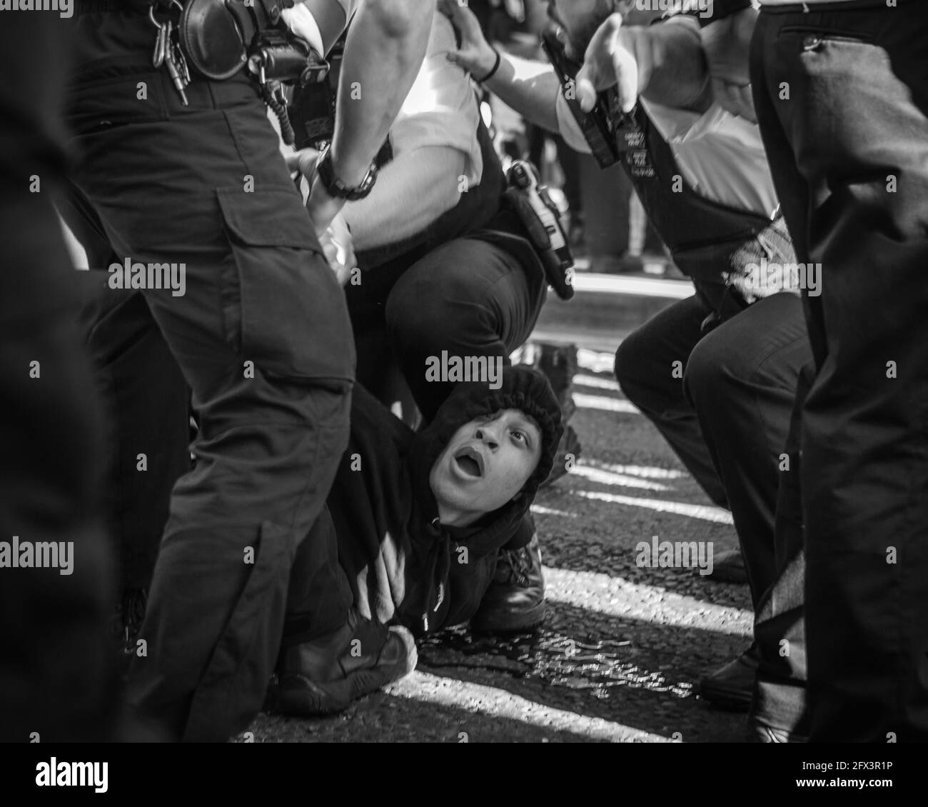 Während der Proteste von Black Lives während der Sperrung im Jahr 2020 wird ein Protestler von der Polizei in London verhaftet Stockfoto