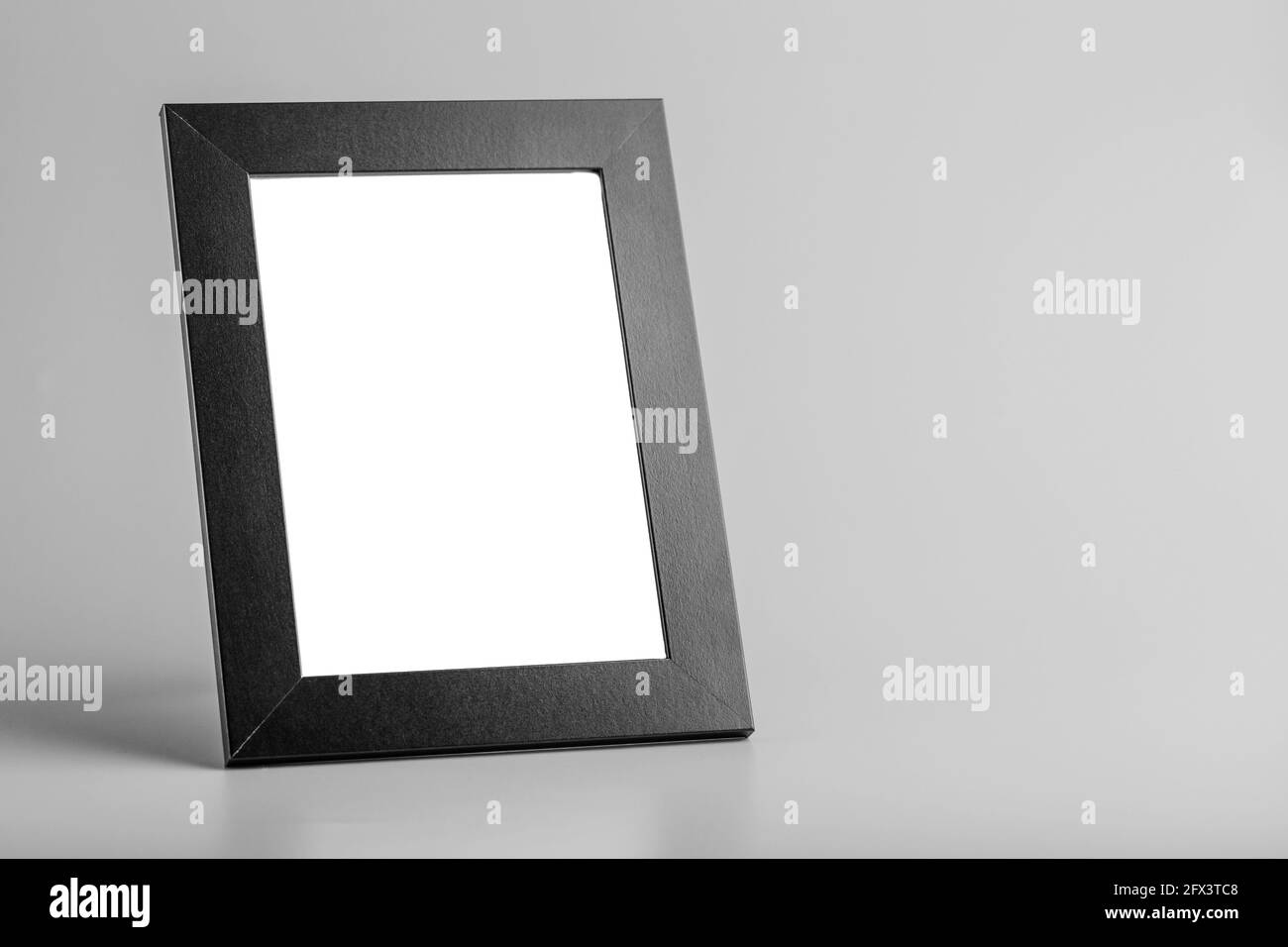 Schwarzweiß-Bilderrahmen für monochromen Hintergrund mit freiem Speicherplatz. Minimalistisches Konzept Stockfoto