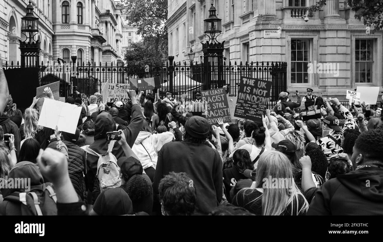 Demonstranten treten aus der Sperre hervor, um Wut gegen die Tötung von George Floyd in Amerika und Rassismus und Ungerechtigkeiten im Vereinigten Königreich zu zeigen. Stockfoto