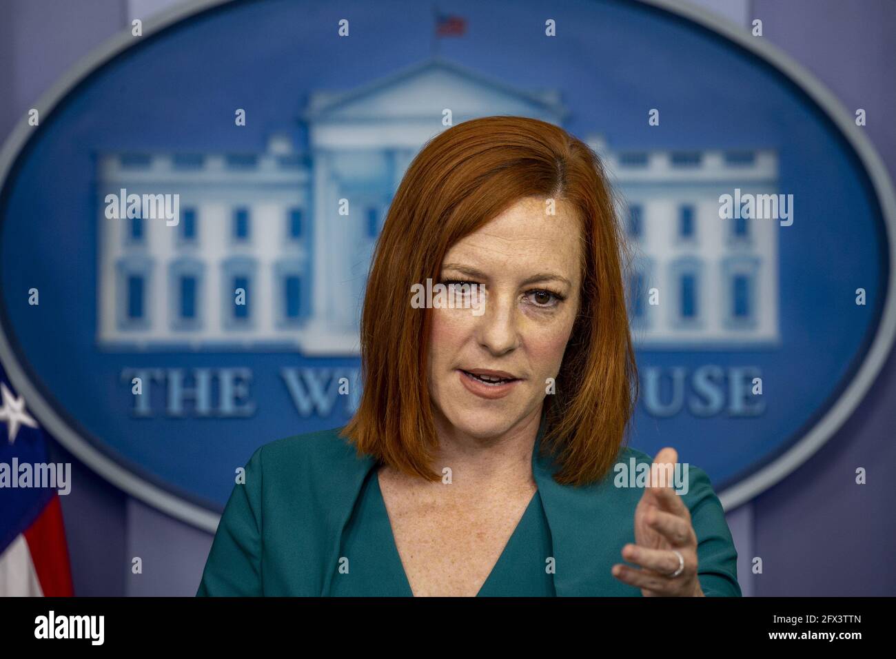 Washington, Usa. Mai 2021. Jen Psaki, die Pressesprecherin des Weißen Hauses, spricht am Dienstag, den 25. Mai 2021, mit Reportern im Weißen Haus in Washington, DC. Foto von Tasos Katopodis/UPI Credit: UPI/Alamy Live News Stockfoto