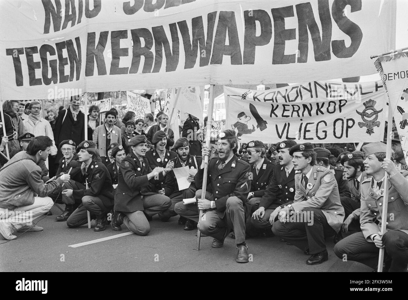 Demonstration von Soldaten in Uniform im Zuiderpark, 29. Oktober 1983, Anti-Atomwaffenbewegung, Demonstrationen, Soldaten, Uniformen, Friedensbewegung, Niederlande, Foto der Presseagentur des 20. Jahrhunderts, Nachrichten zur Erinnerung, Dokumentarfilm, historische Fotografie 1945-1990, visuelle Geschichten, Menschliche Geschichte des zwanzigsten Jahrhunderts, Momente in der Zeit festzuhalten Stockfoto