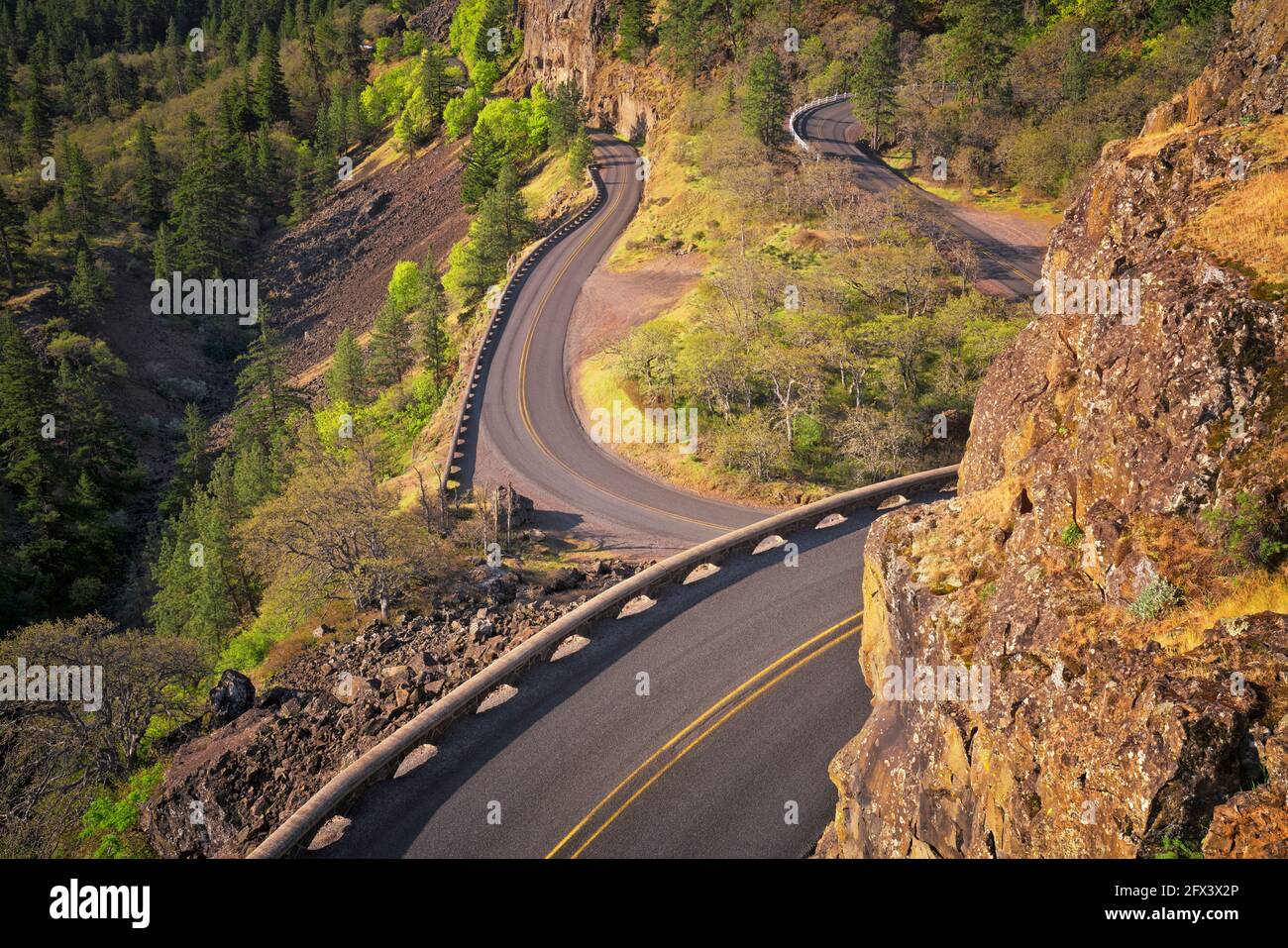 Die Rowena Loops umarmen die Felsklippen direkt unterhalb des Rowena Crest Aussichtspunkts auf dem historischen Columbia River Highway in Wasco County in Oregon. Stockfoto