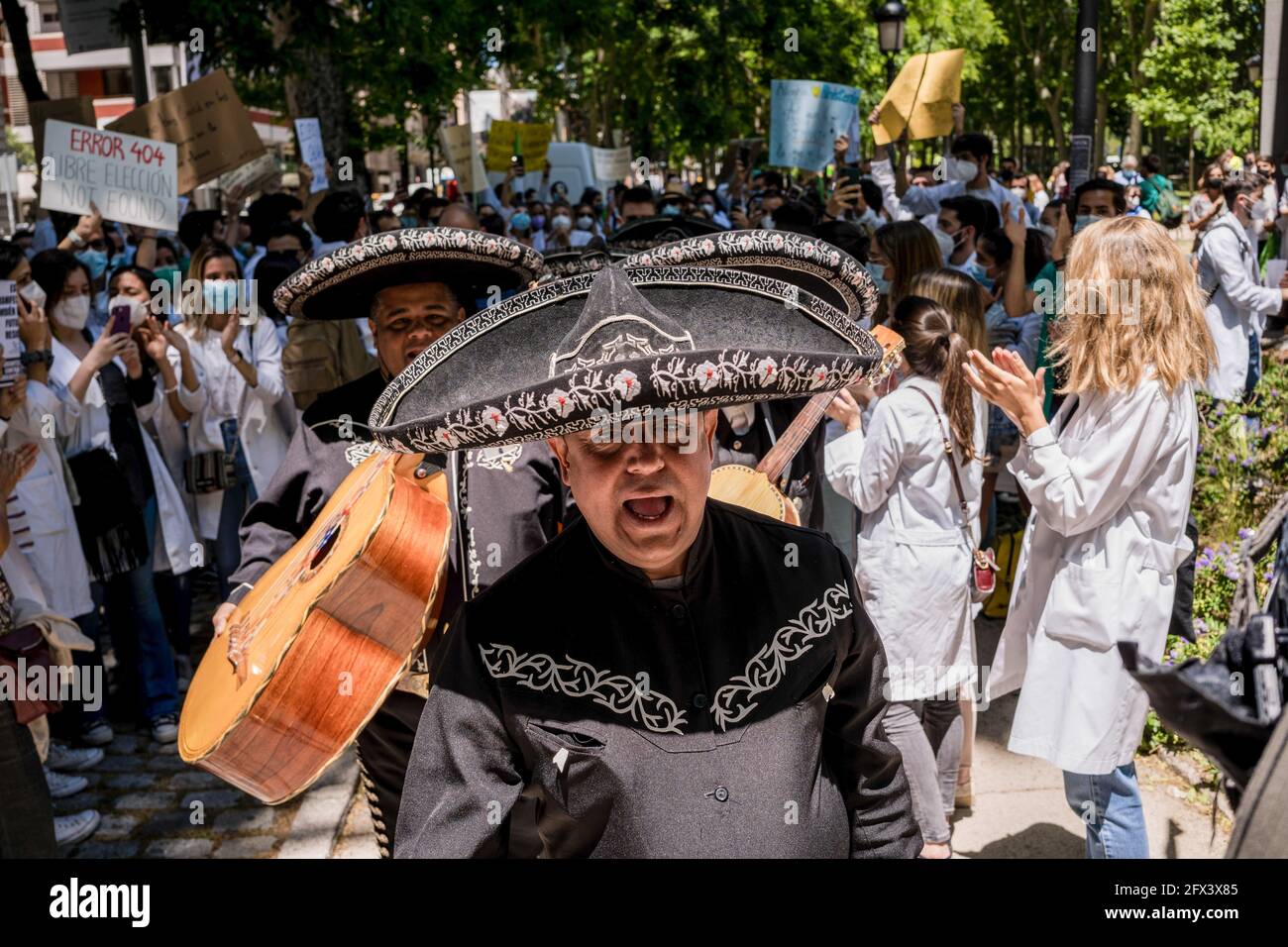 Eine Gruppe von Mariachis sah während der Demonstration singen. Hunderte von Resident Internal Doctors (mir) haben vor dem spanischen Gesundheitsministerium protestiert, um ihre Ablehnung der neuen Anforderungen für die Auswahl von spezialisierten Gesundheitsausbildungsstätten zu zeigen und den Rücktritt der Gesundheitsministerin Carolina Darias zu fordern. (Foto von Diego Radames / SOPA Images/Sipa USA) Stockfoto
