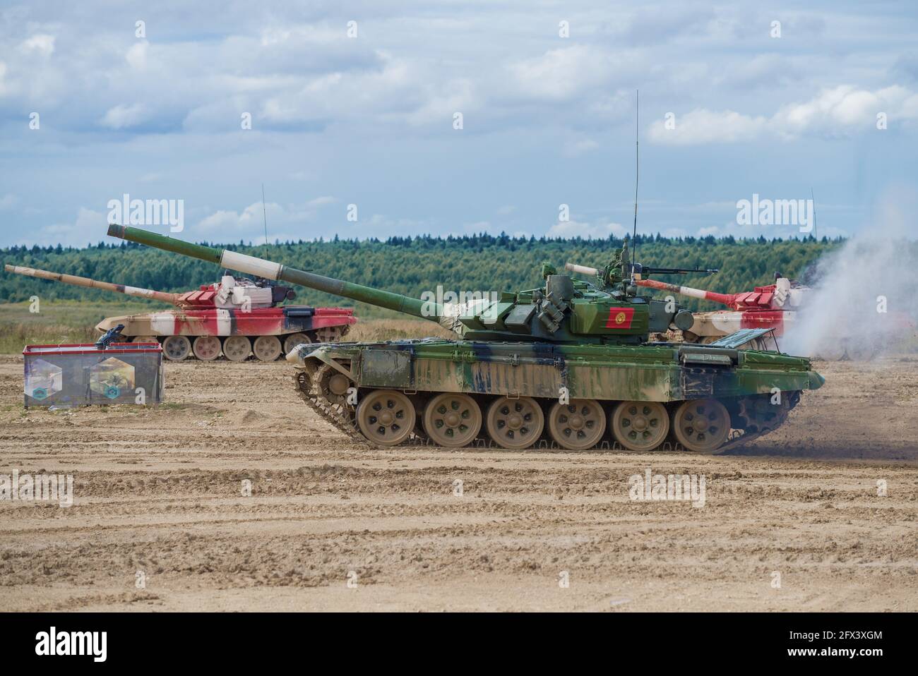 ALABINO, RUSSLAND - 27. AUGUST 2020: Der grüne T-72B3 Tank der kirgisischen Mannschaft tritt beim Tanklager Biathlon auf. Internationale Armeespiele Stockfoto