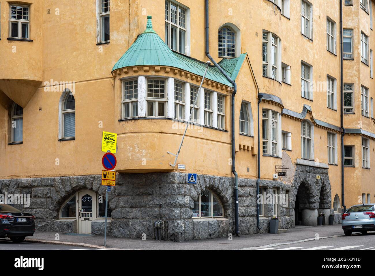 Das Gebäude im Jugendstil oder Jugendstil oder im finnischen Nationalromantik-Stil befindet sich im finnischen Katajanokka-Viertel Stockfoto